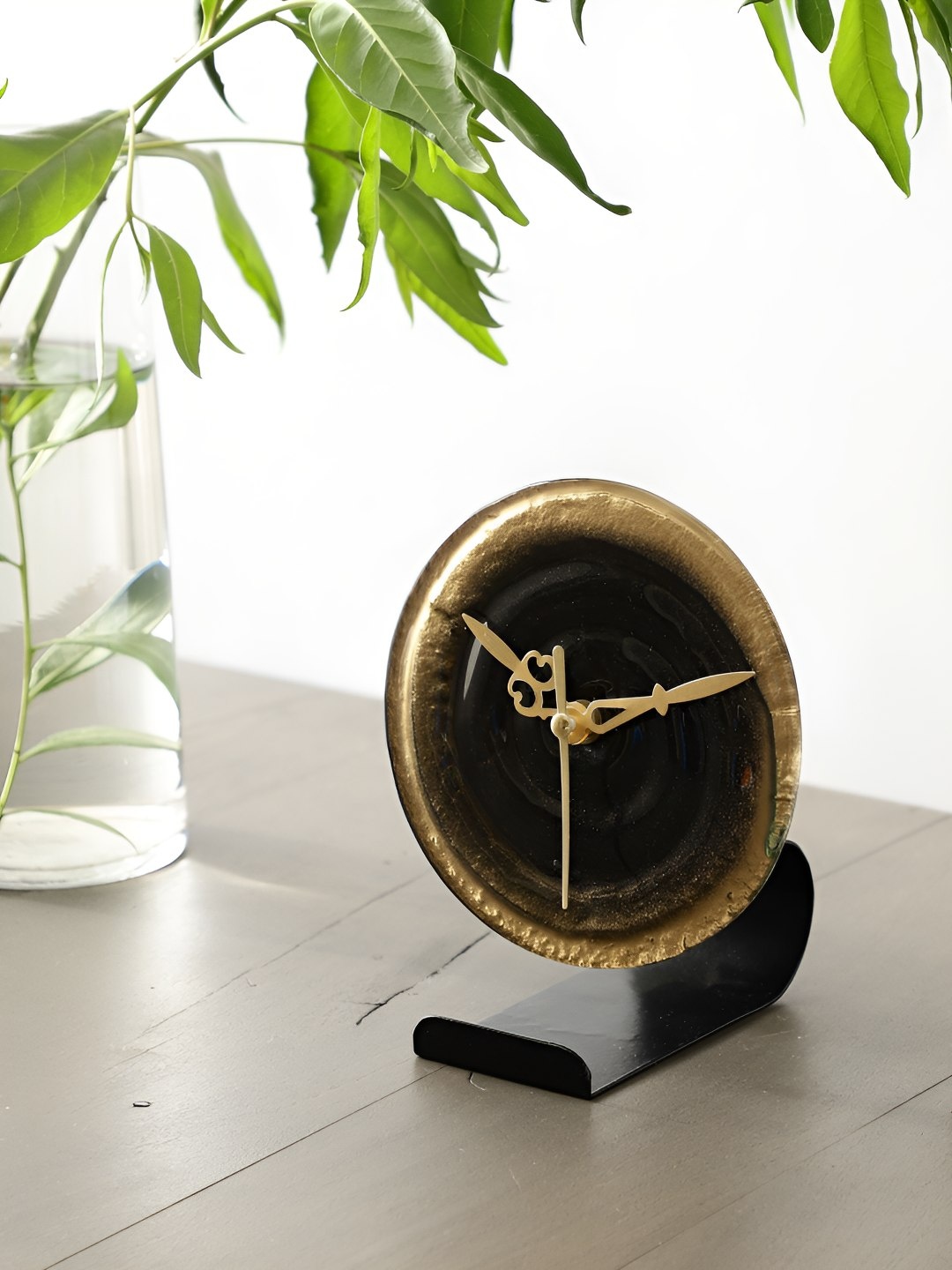 

Decor de Maison Black & Gold-Toned Contemporary Analogue Table Clock