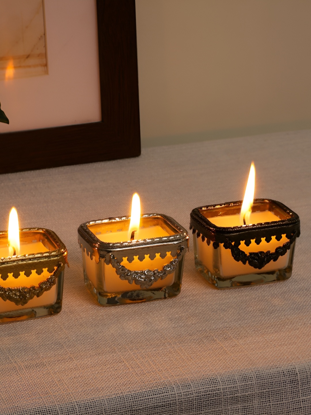 

Decor de Maison White & Silver Toned Textured Snowy Whisper Scented Jar Candle