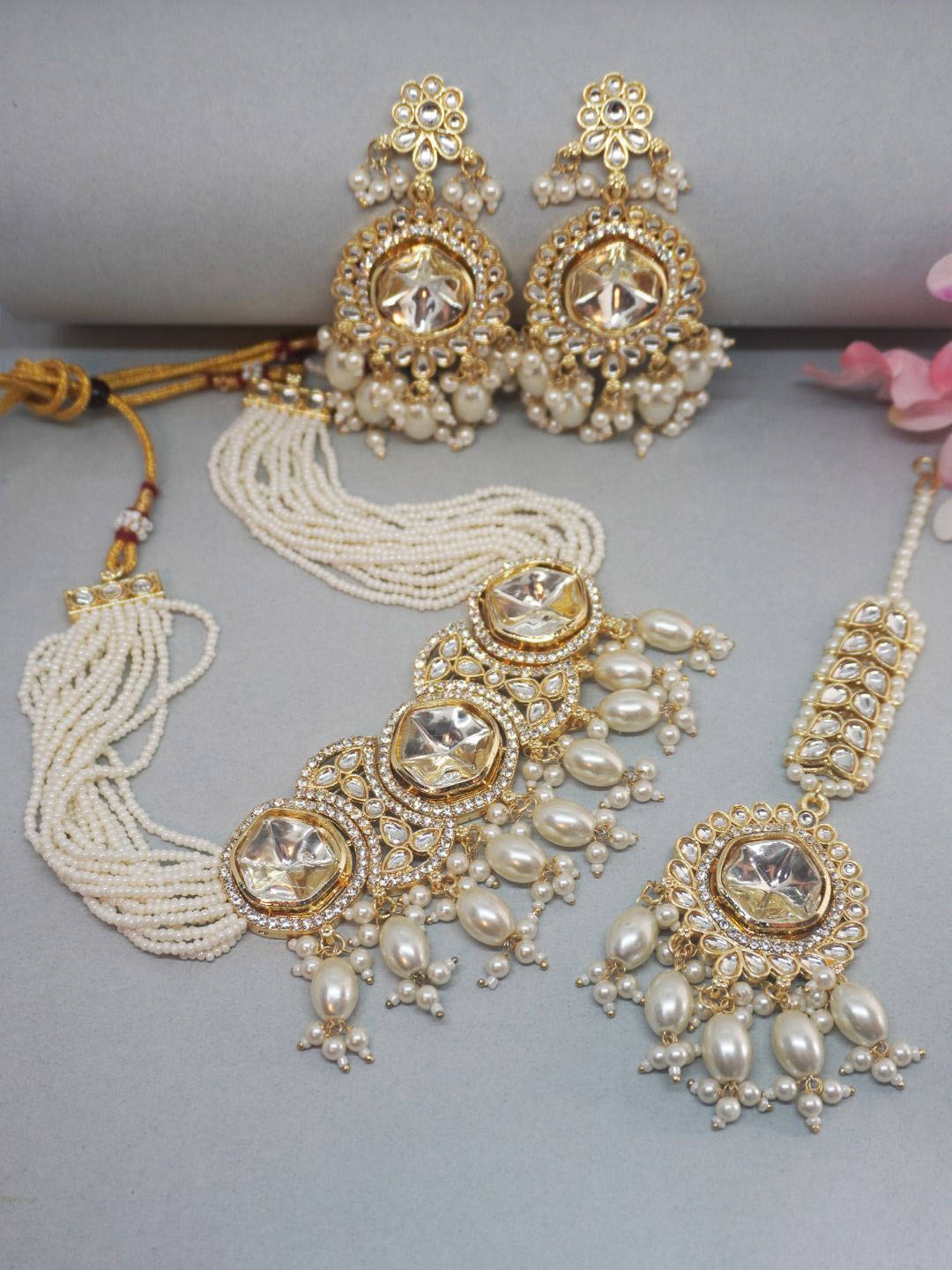 

Niscka Gold-Plated CZ Kundan & Beaded Necklace With Earings & Mangtika