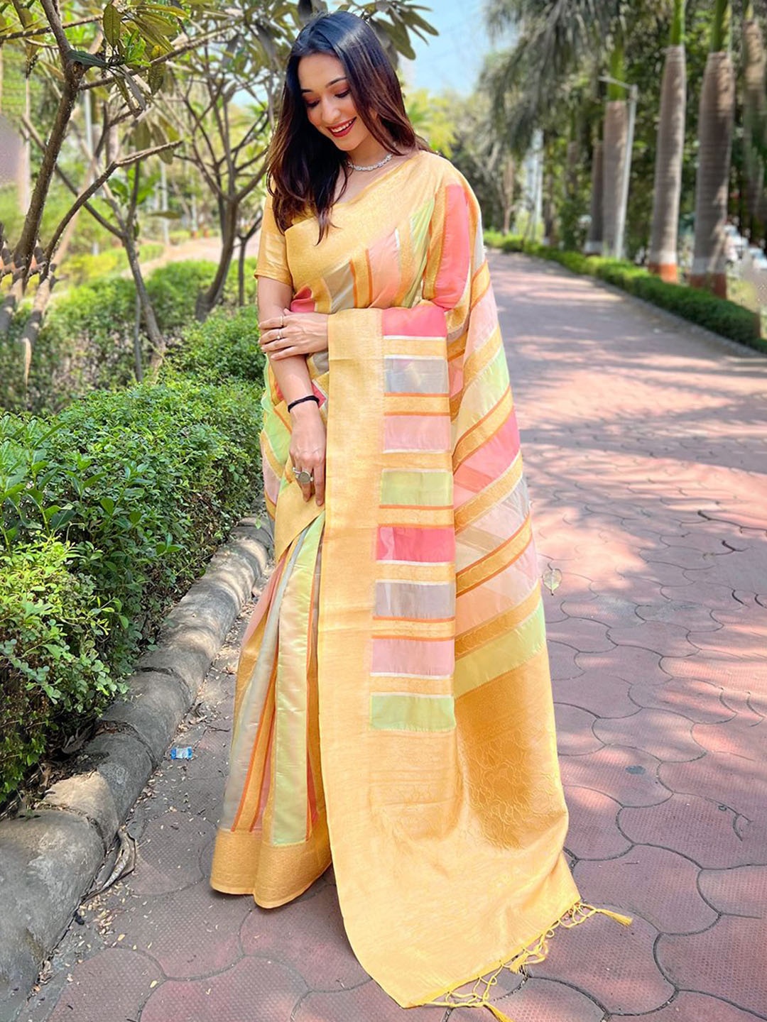 

LeeliPeeri Designer Woven Design Zari Organza Banarasi Saree, Yellow