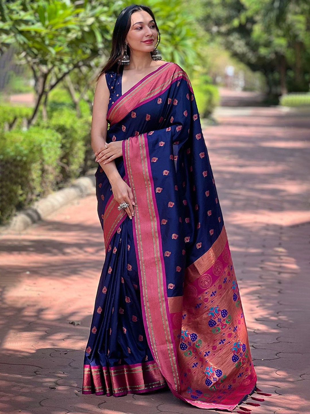 

LeeliPeeri Designer Ethnic Motif Zari Woven Paithani Saree, Navy blue