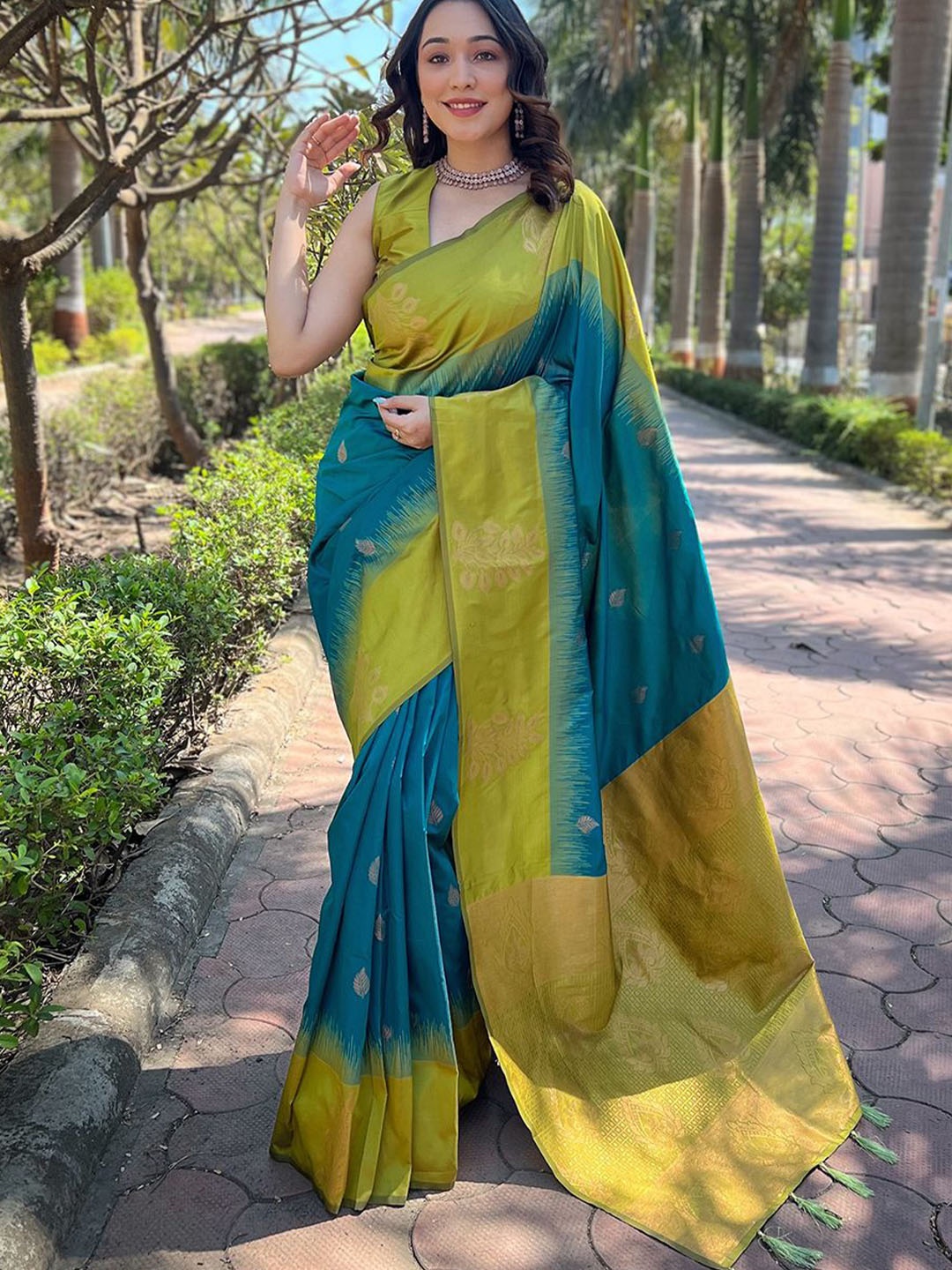 

LeeliPeeri Designer Woven Design Zari Saree, Blue