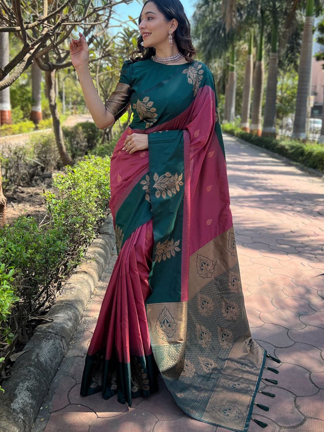 

LeeliPeeri Designer Woven Design Saree With Blouse Piece, Pink