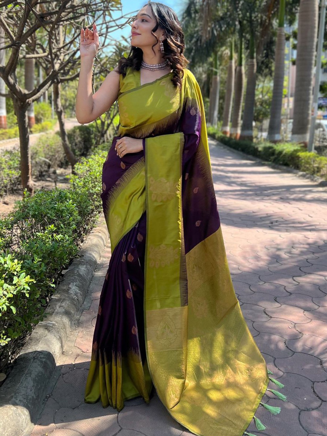 

LeeliPeeri Designer Woven Design Zari Saree, Purple