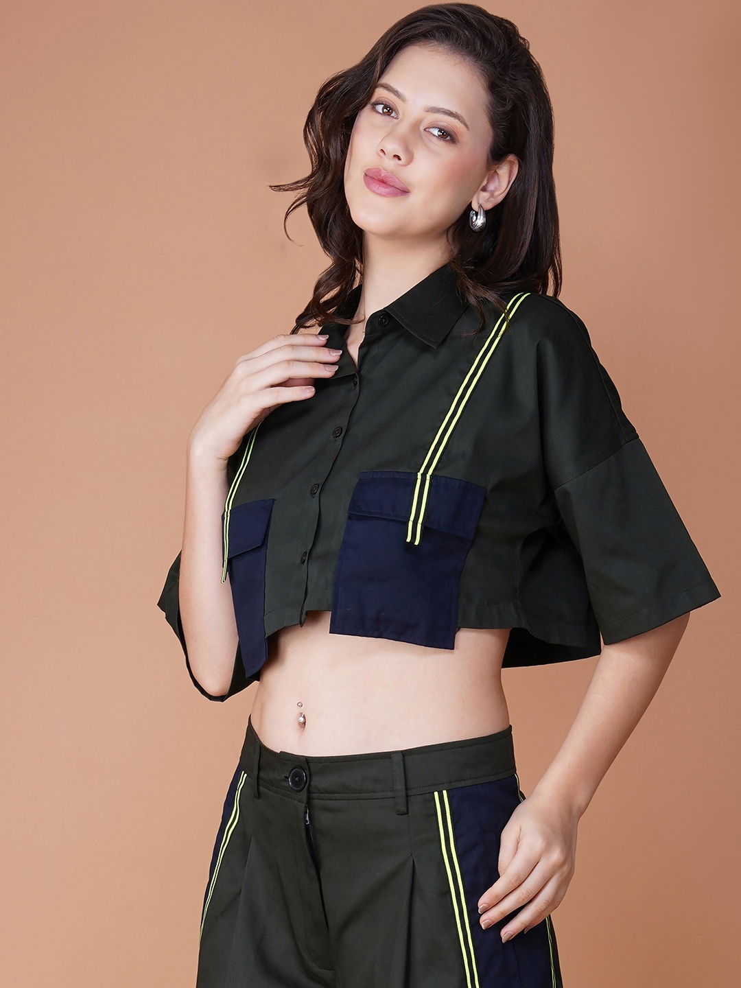 

YELLOW PARROT Colourblocked Crop Shirt With Trousers, Green