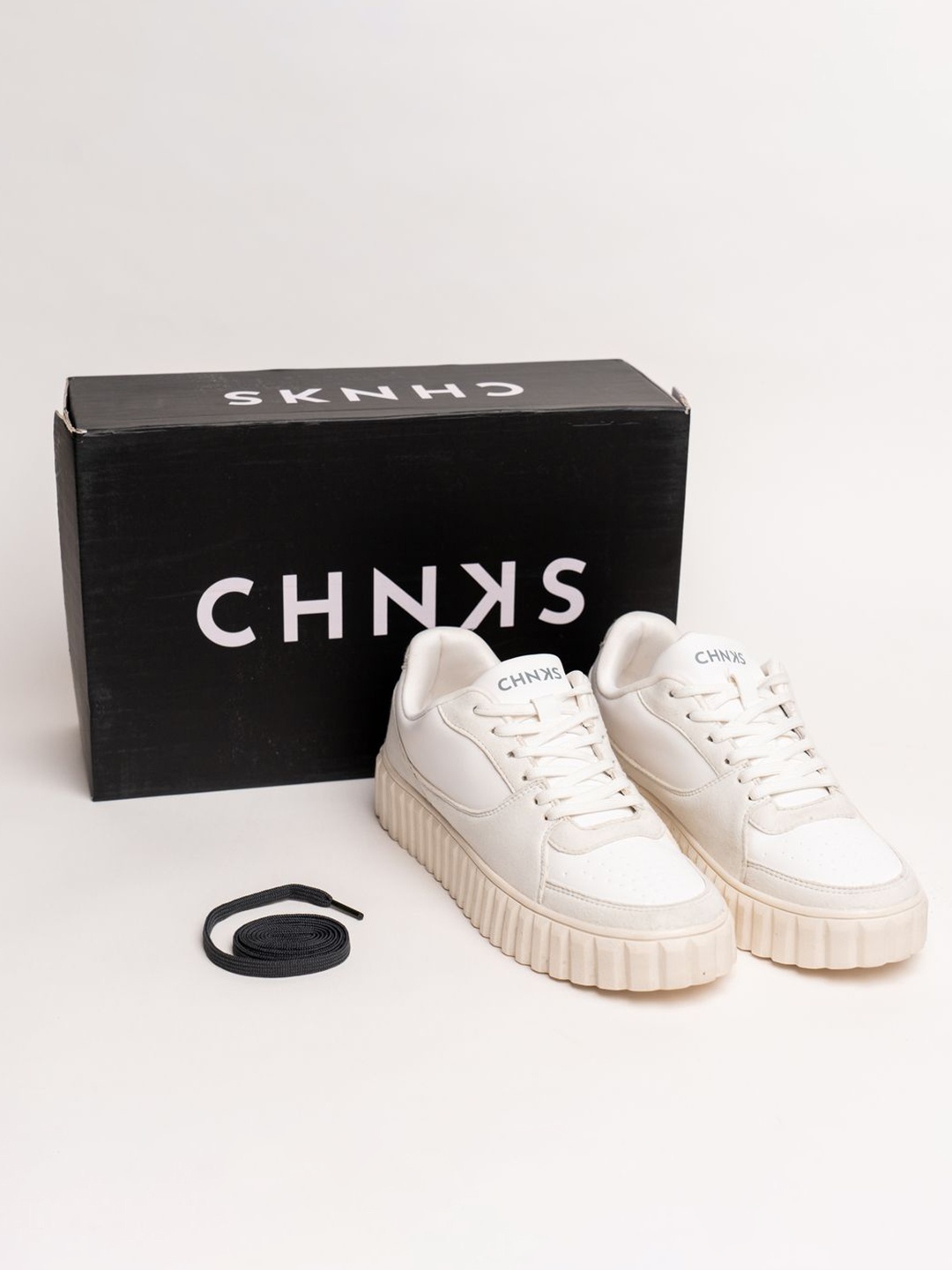 

CHNKS Unisex Round Toe Sneakers, White