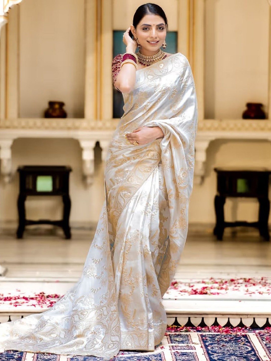 

LADY SHOPI Ethnic Motif Pure Silk Saree, White