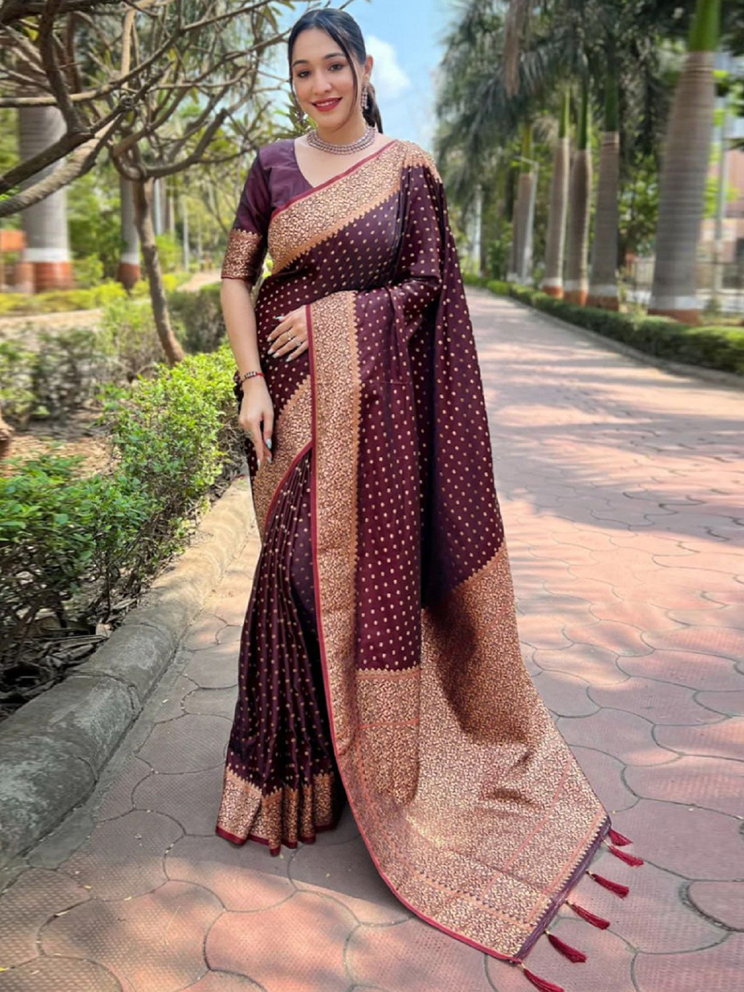 

LADY SHOPI Ethnic Motifs Zari Saree, Violet