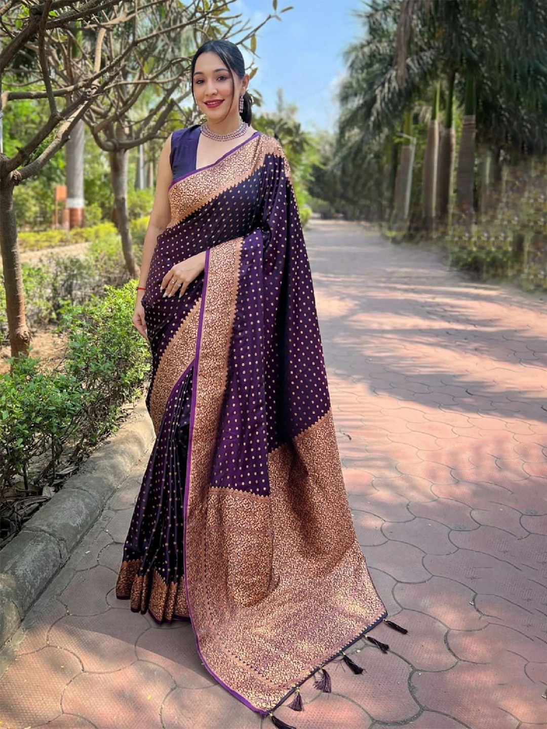 

LADY SHOPI Ethnic Motifs Zari Saree, Purple