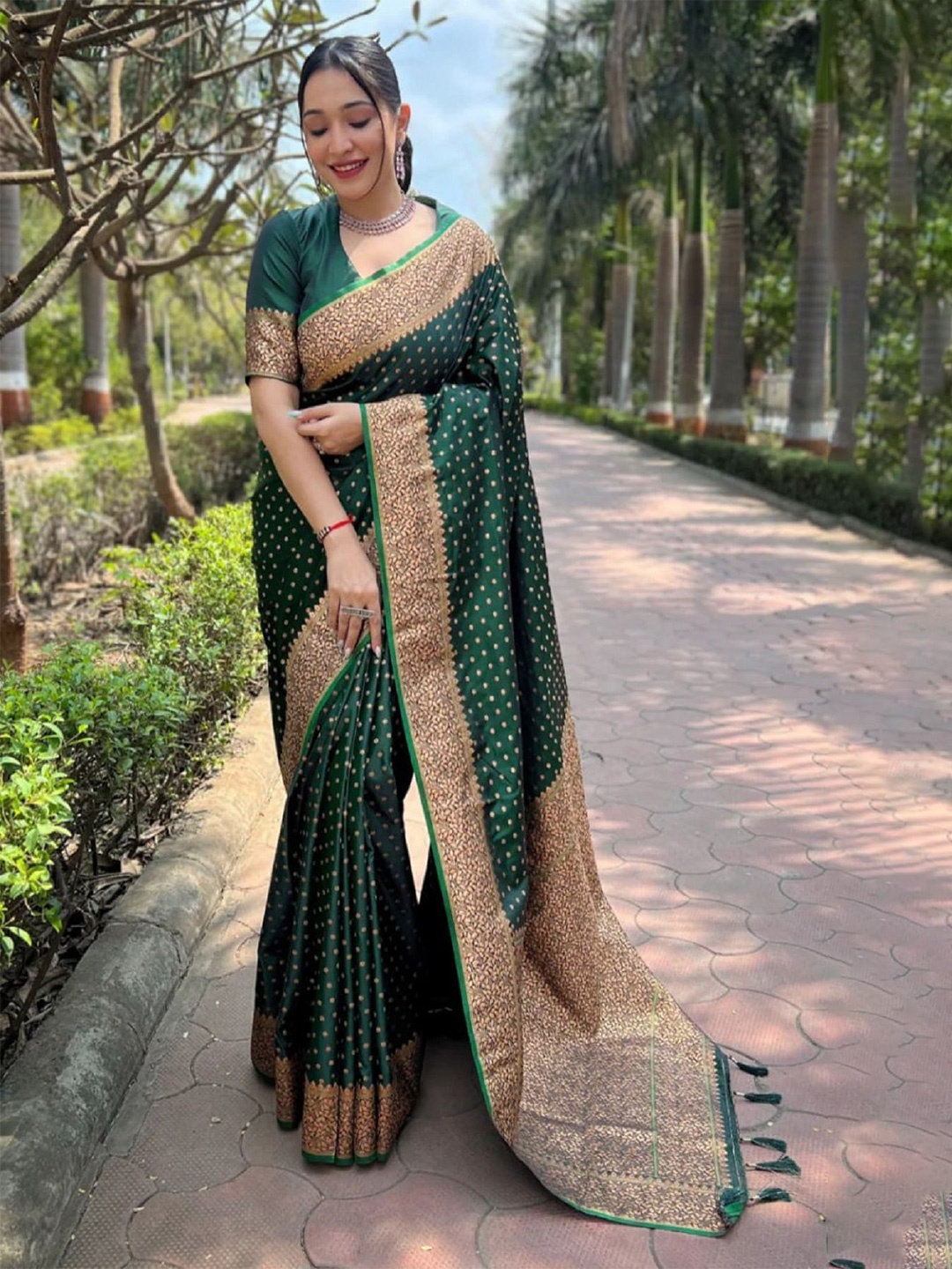 

LADY SHOPI Ethnic Motifs Saree With Blouse Piece, Green