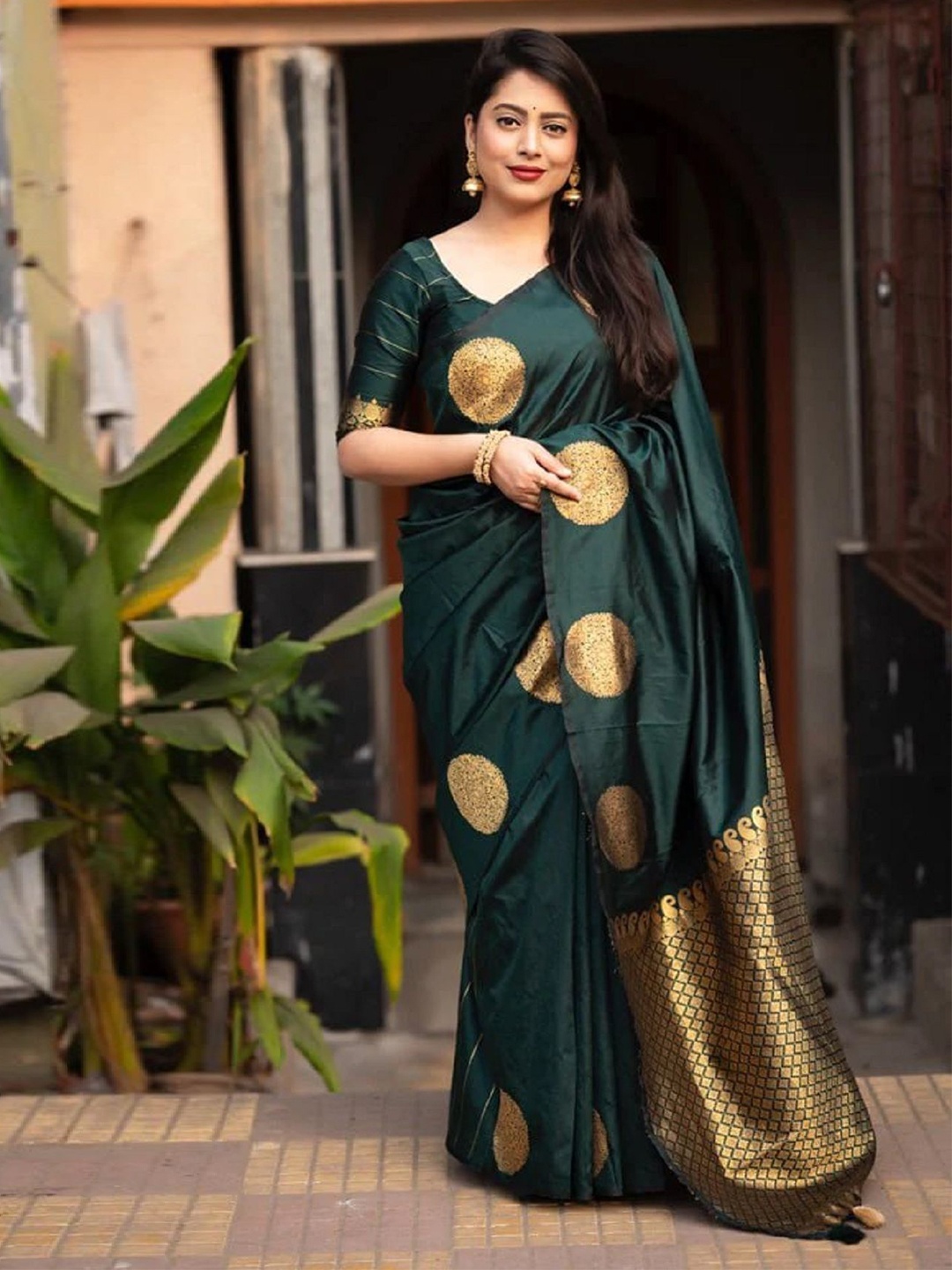 

LADY SHOPI Woven Design Zari Saree, Green
