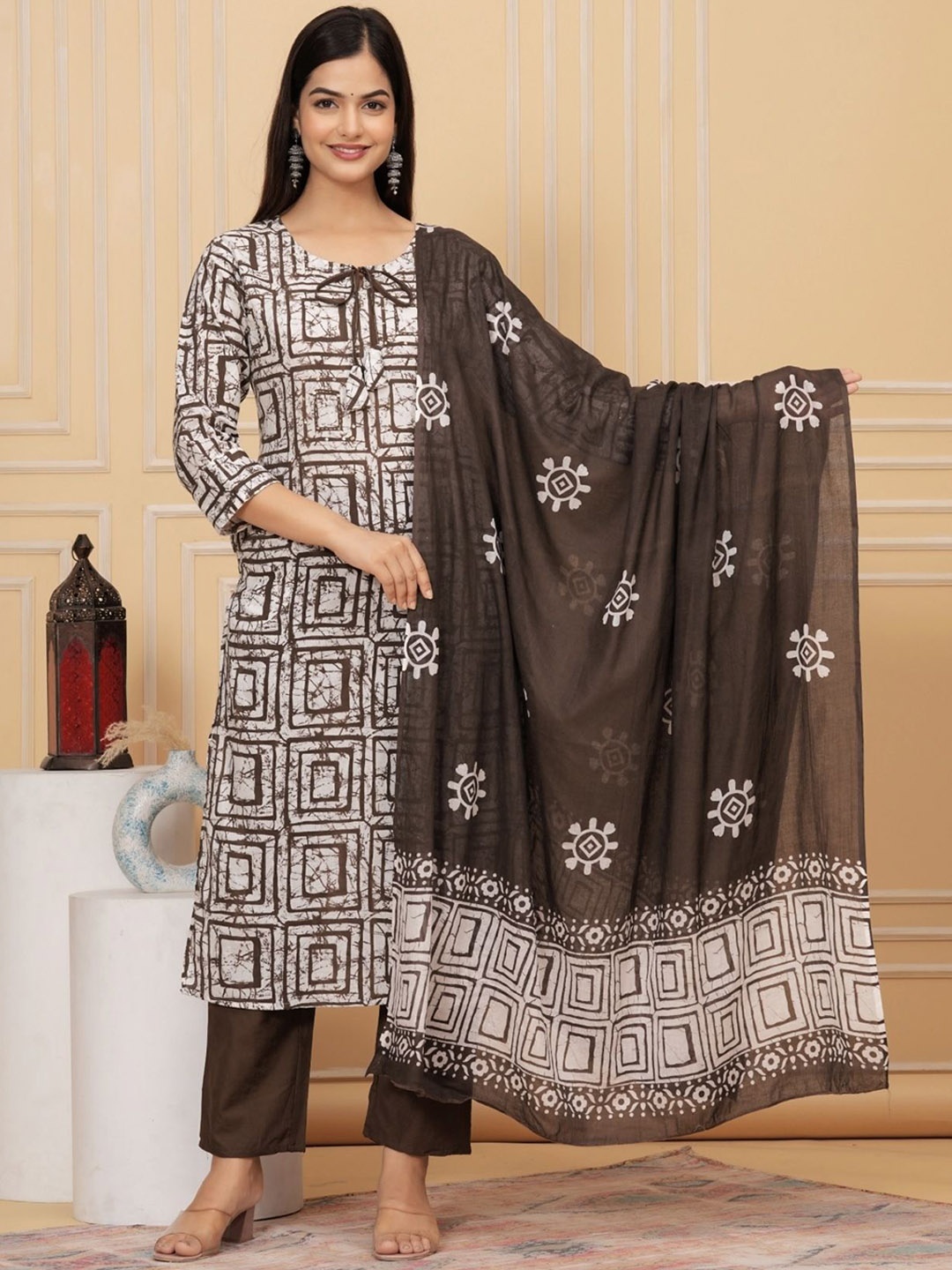 

TRAHIMAM Geometric Printed Straight Kurta & Trousers With Dupatta, Brown