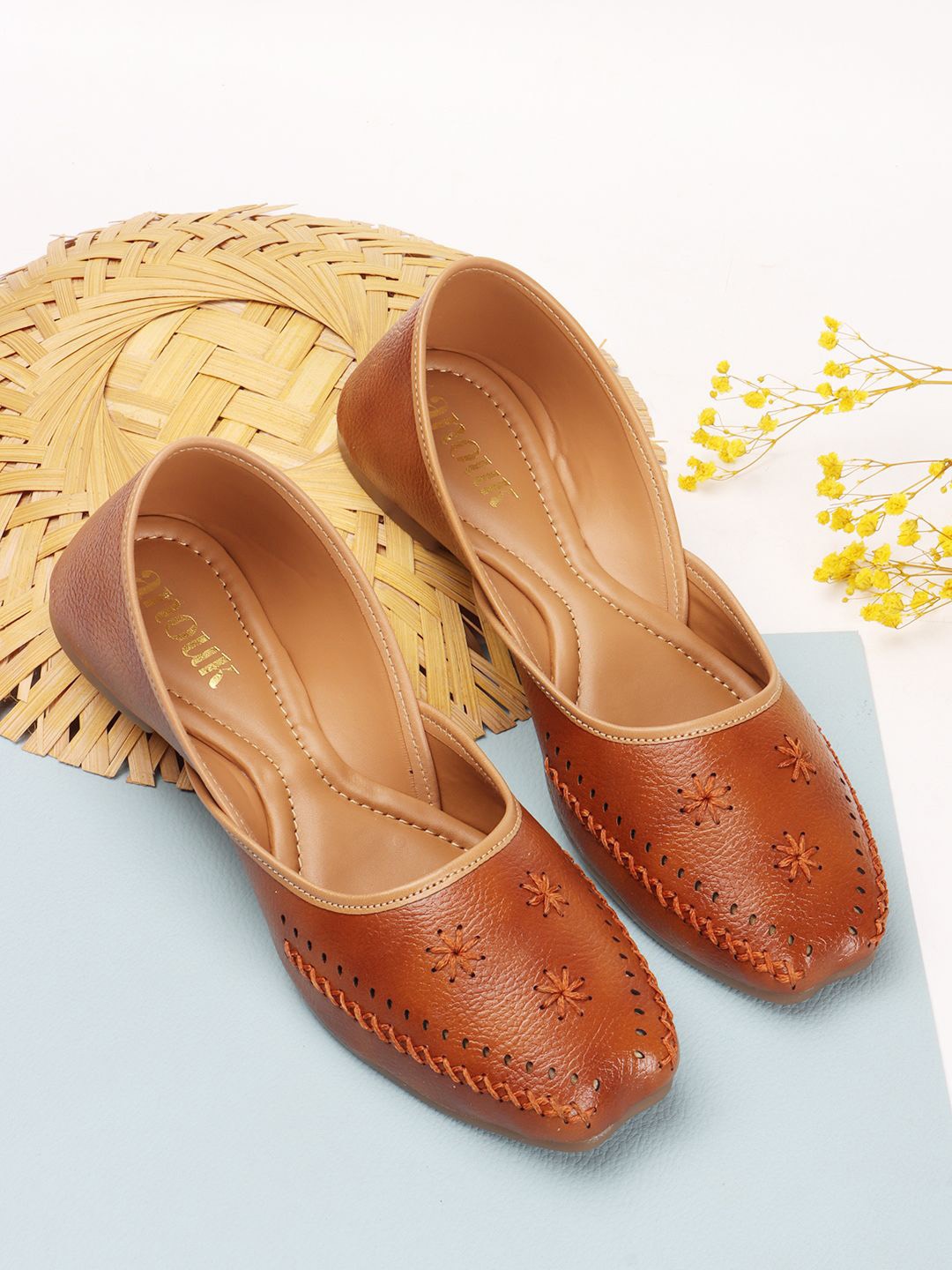 

Anouk Women Embroidered Leather Mojaris, Tan