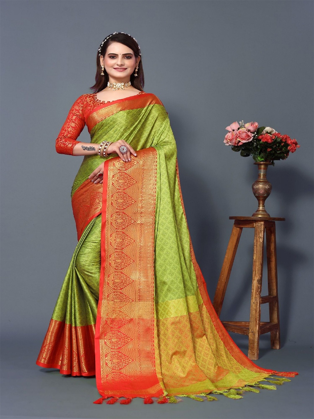 

LADY SHOPI Woven Design Zari Saree, Red