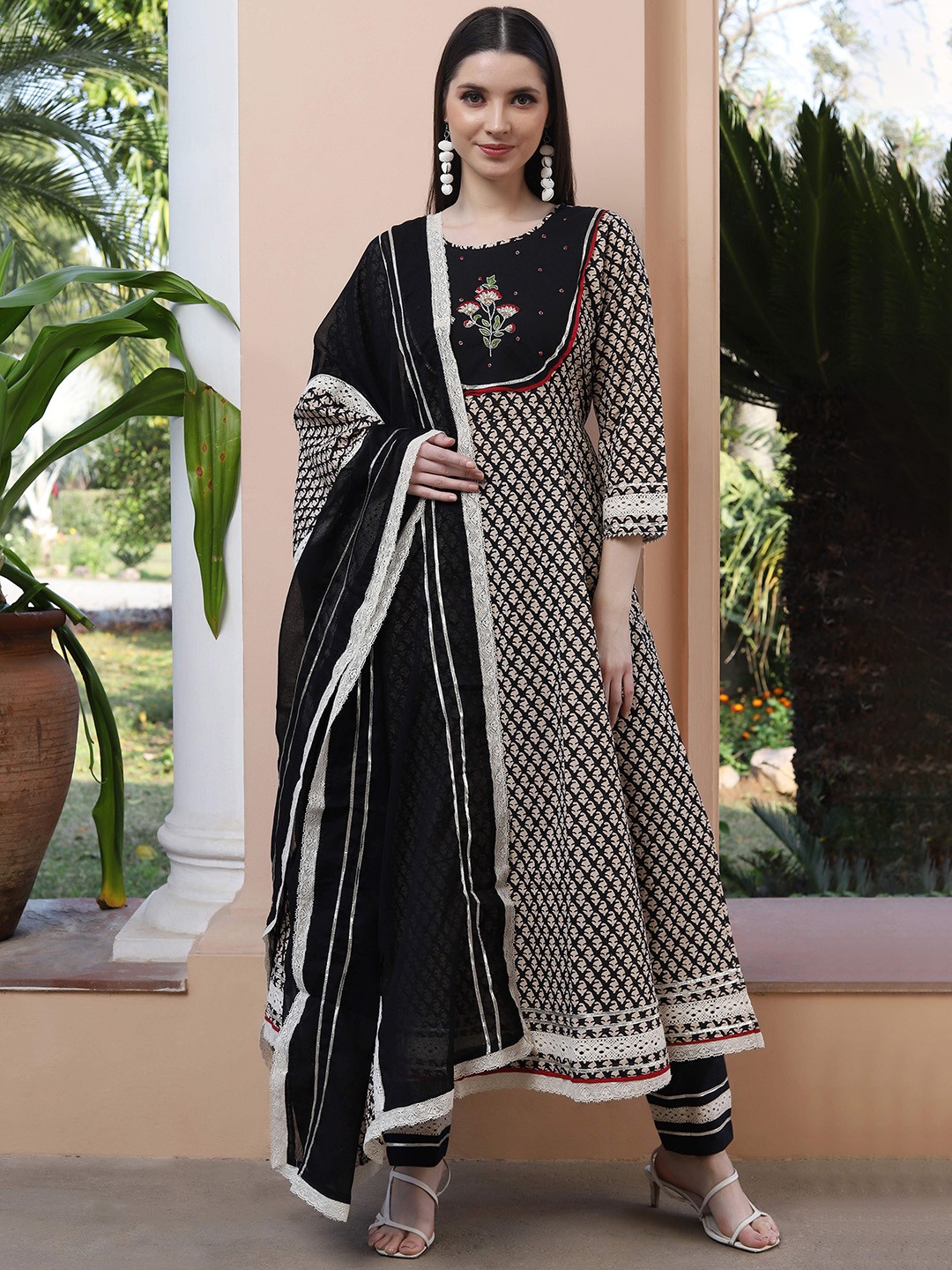 

Saanjh Women Floral Printed Regular Kurta with Trousers & With Dupatta, Beige