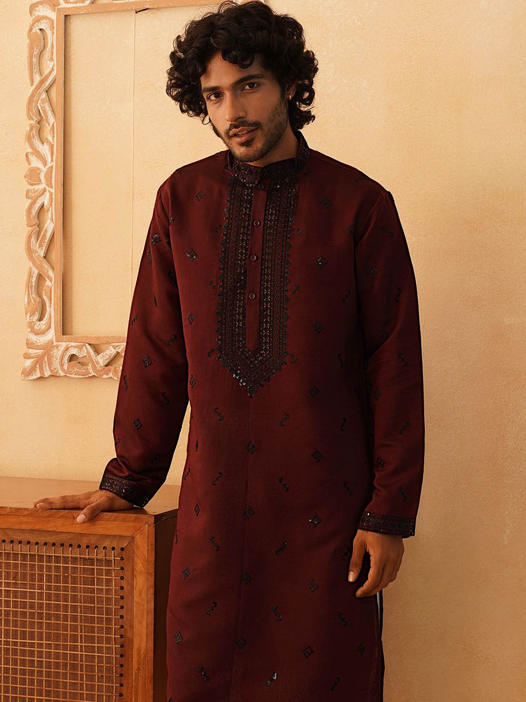 

Jompers Ethnic Motifs Embroidered Mandarin Collar Sequinned Straight Kurta, Maroon