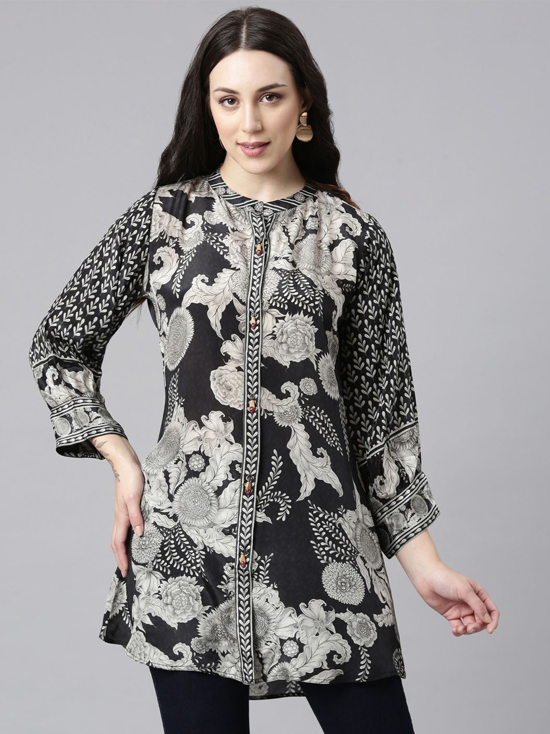 

Neerus Floral Printed Pure Crepe Kurti, Black