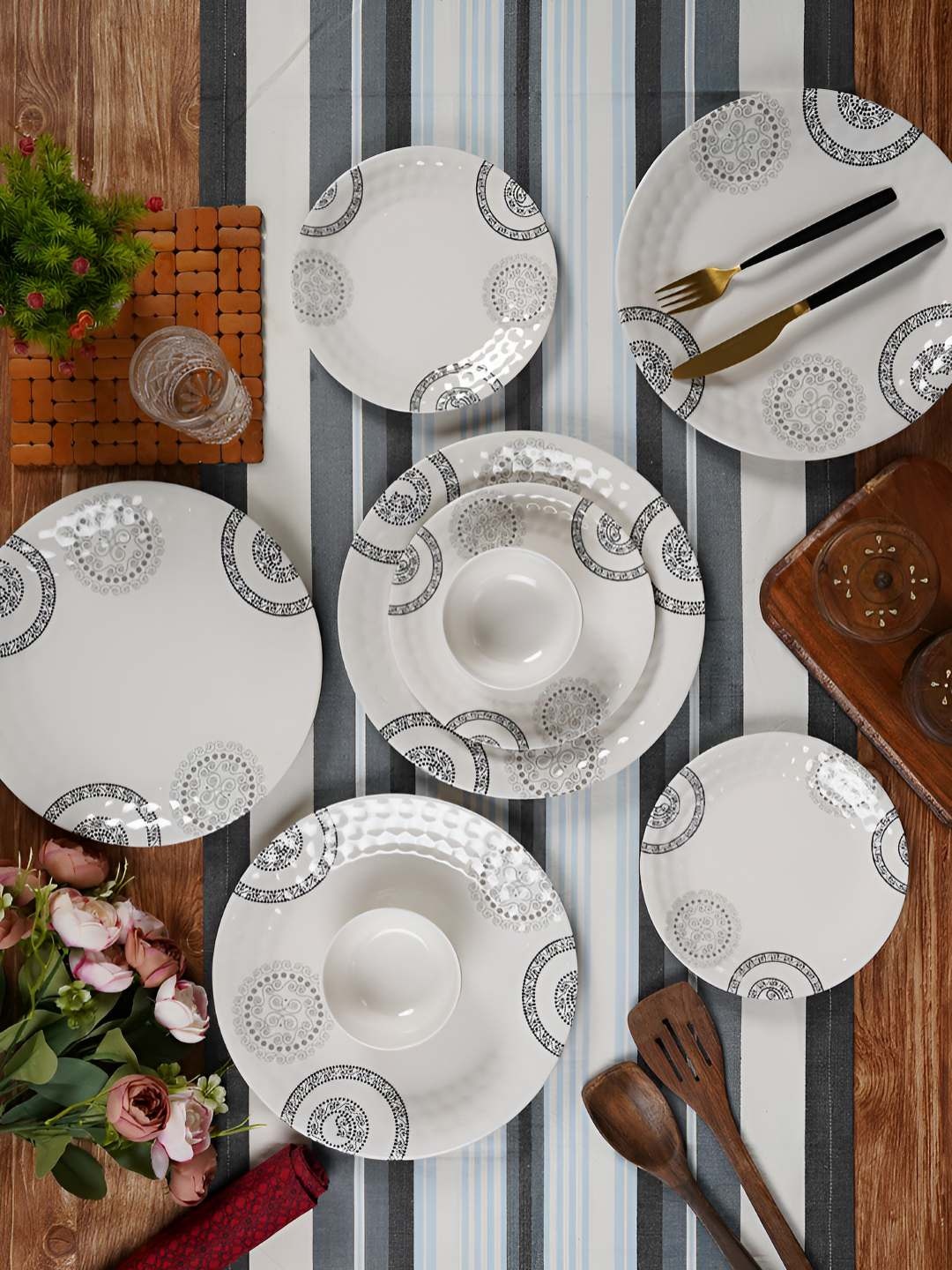 

CDI White & Black 18 Pieces Geometric Printed Melamine Glossy Dinner Set