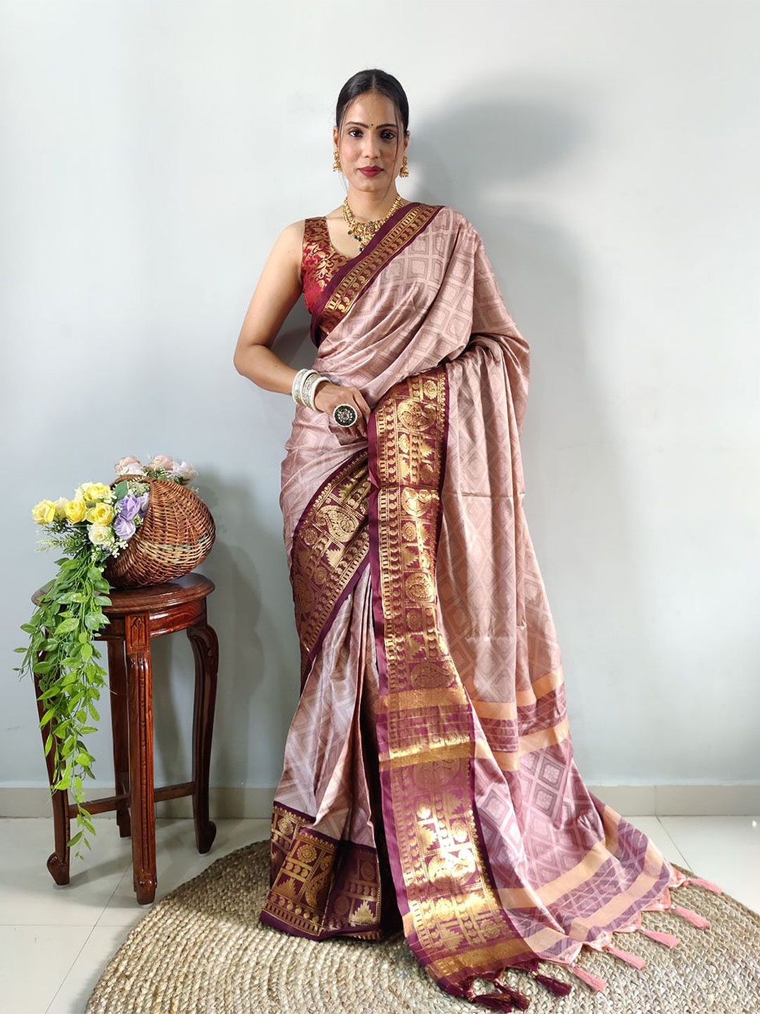 

LADY SHOPI Woven Design Zari Banarasi Saree, Peach