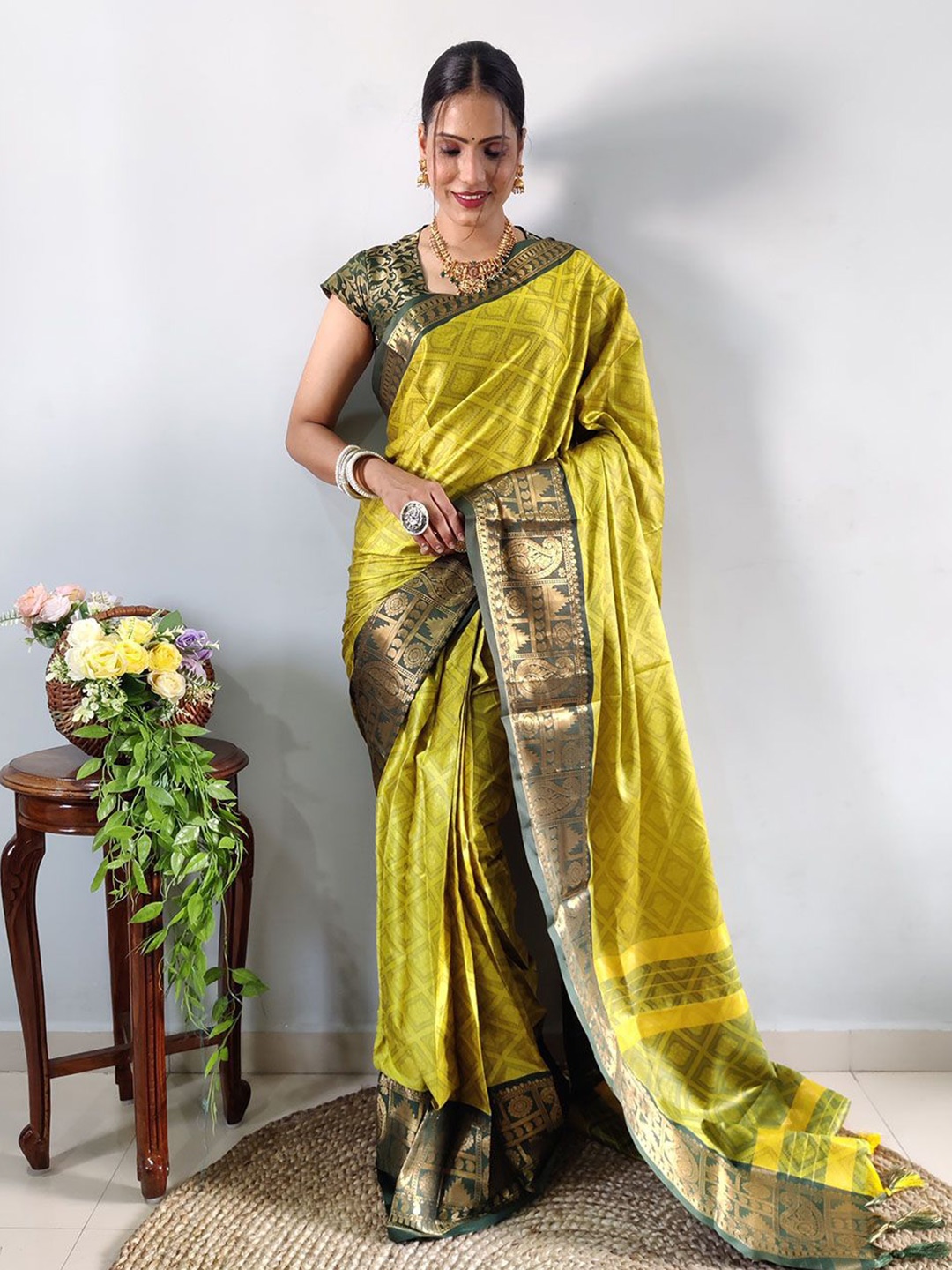

LADY SHOPI Woven Design Zari Banarasi Saree, Lime green