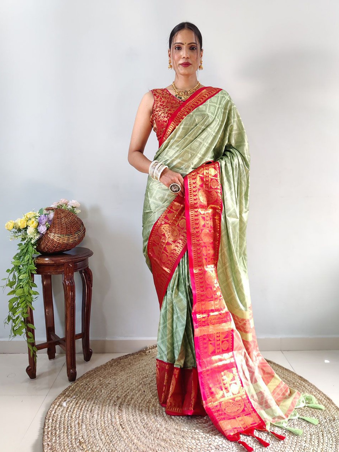 

LADY SHOPI Woven Design Zari Banarasi Saree, Red