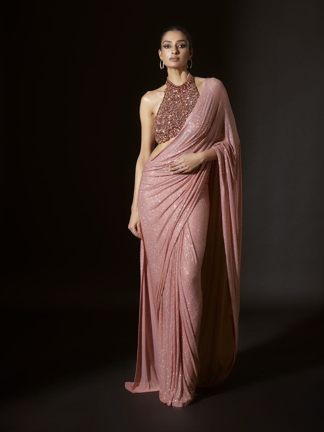 

ITRH Embellished Sequinned Net Saree With Blouse Piece, Peach