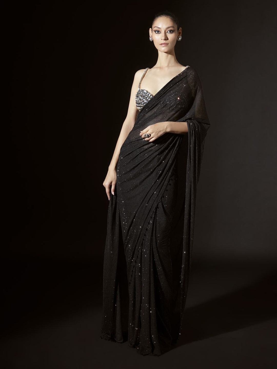 

ITRH Embellished Sequinned Net Saree, Black