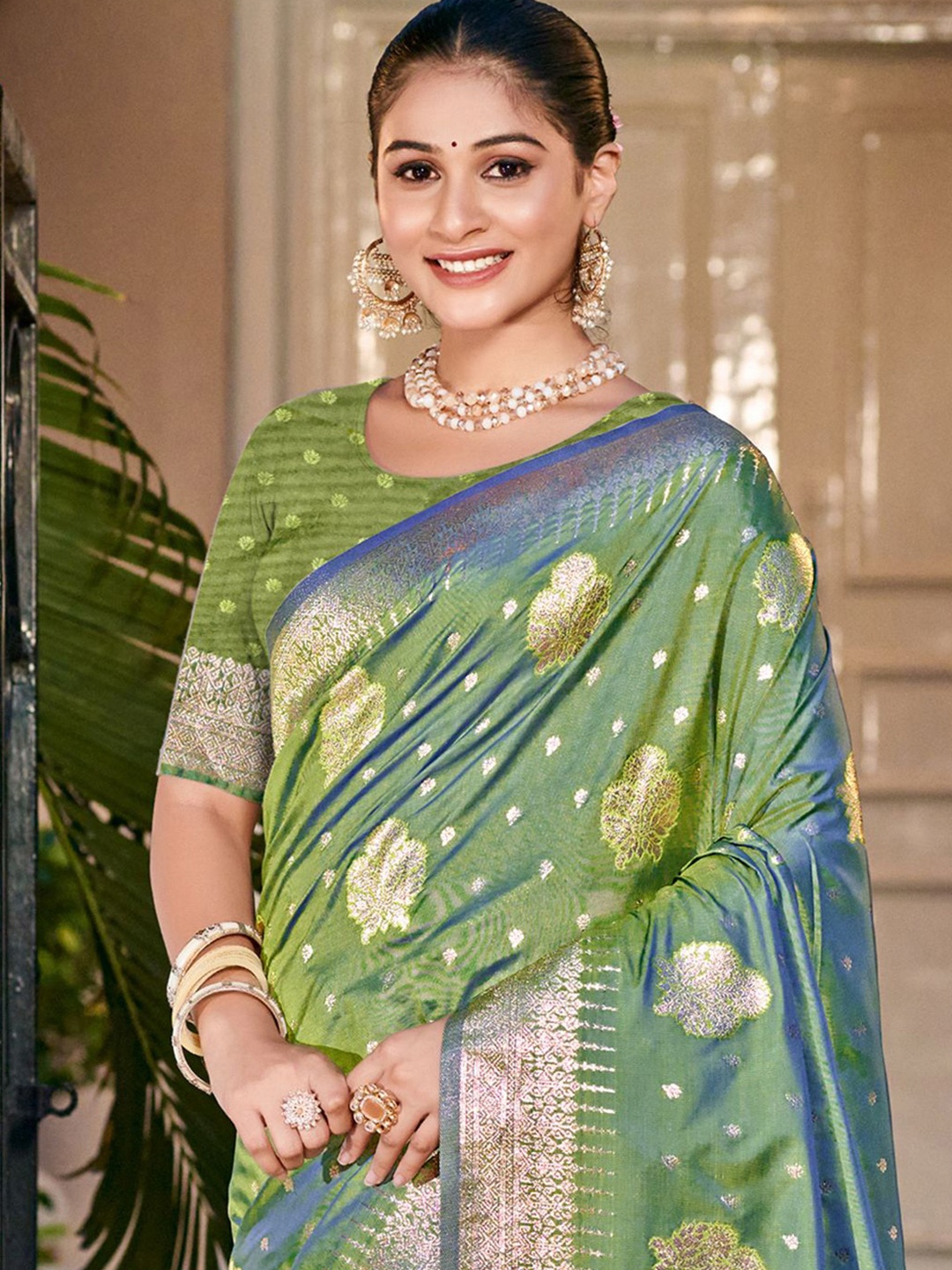 

Exclusiva Floral Zari Saree, Green