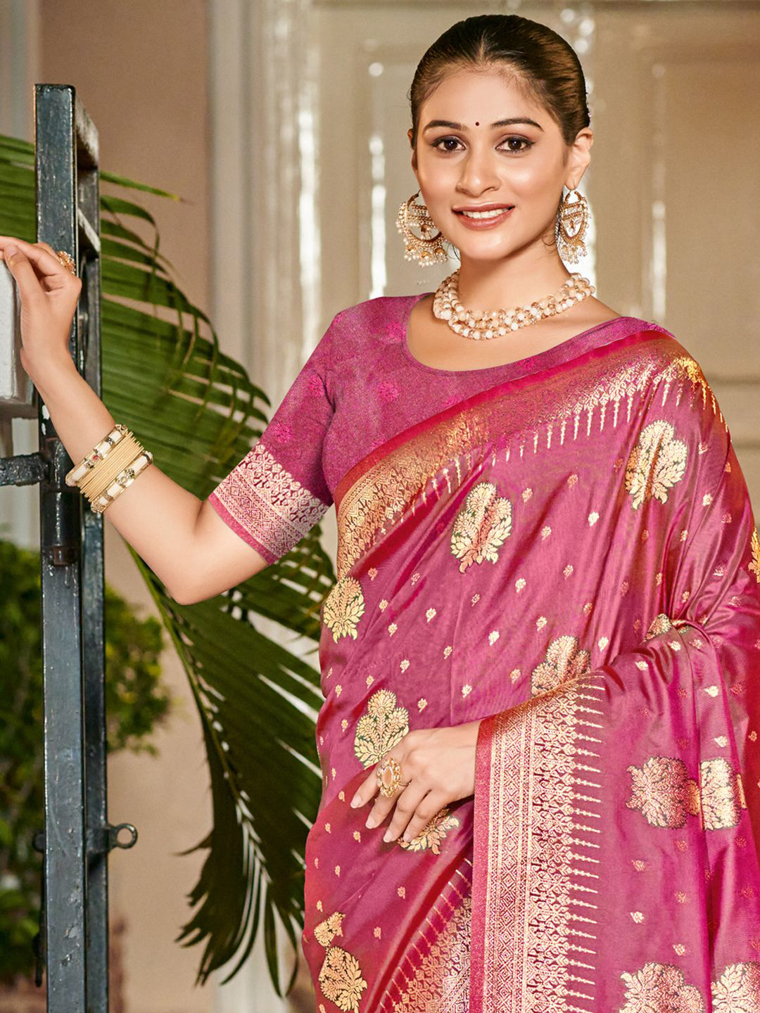 

Exclusiva Woven Design Zari Saree, Pink