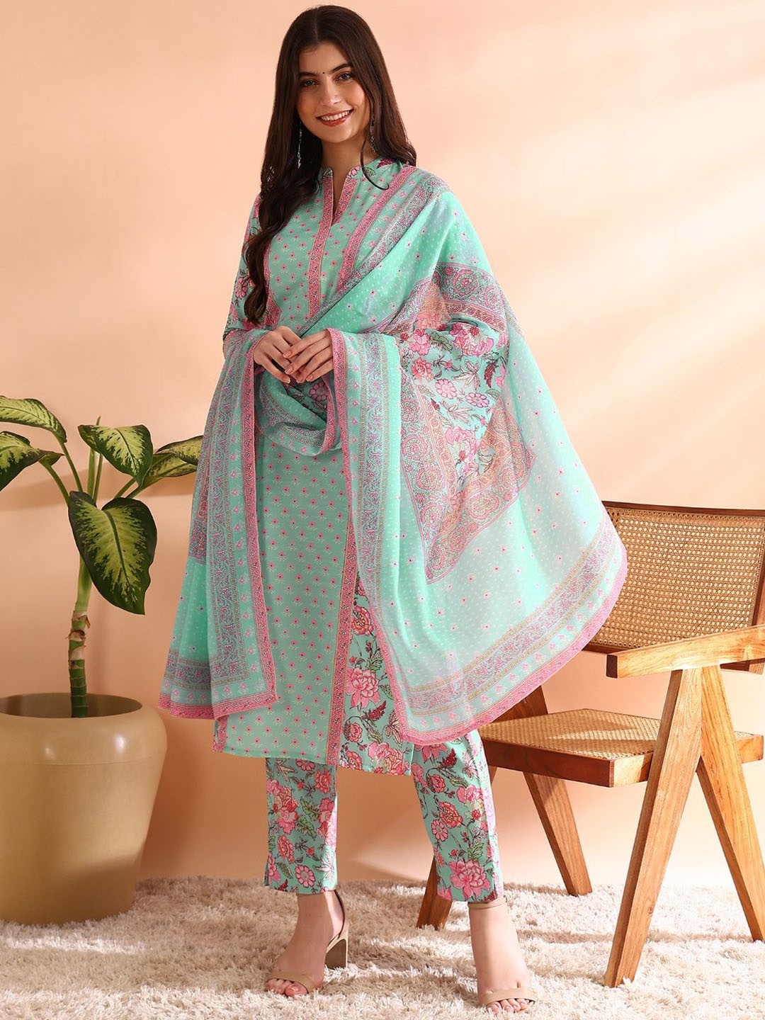 

AHIKA Floral Printed Mandarin Collar Straight Kurta With Trousers & Dupatta, Turquoise blue