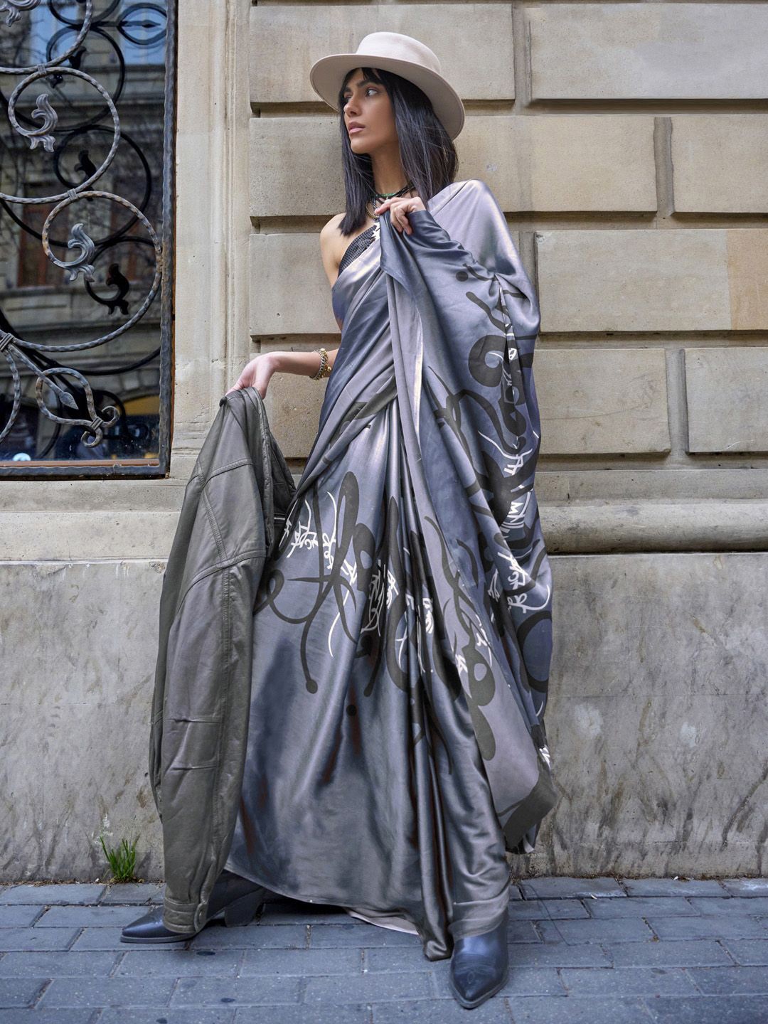 

Sangria Abstract Print Saree with Blouse, Grey