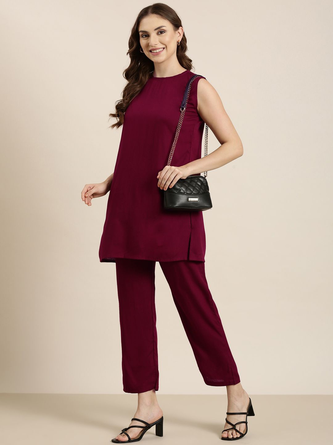 

SHOOLIN Round Neck Straight Kurti With Trousers, Maroon