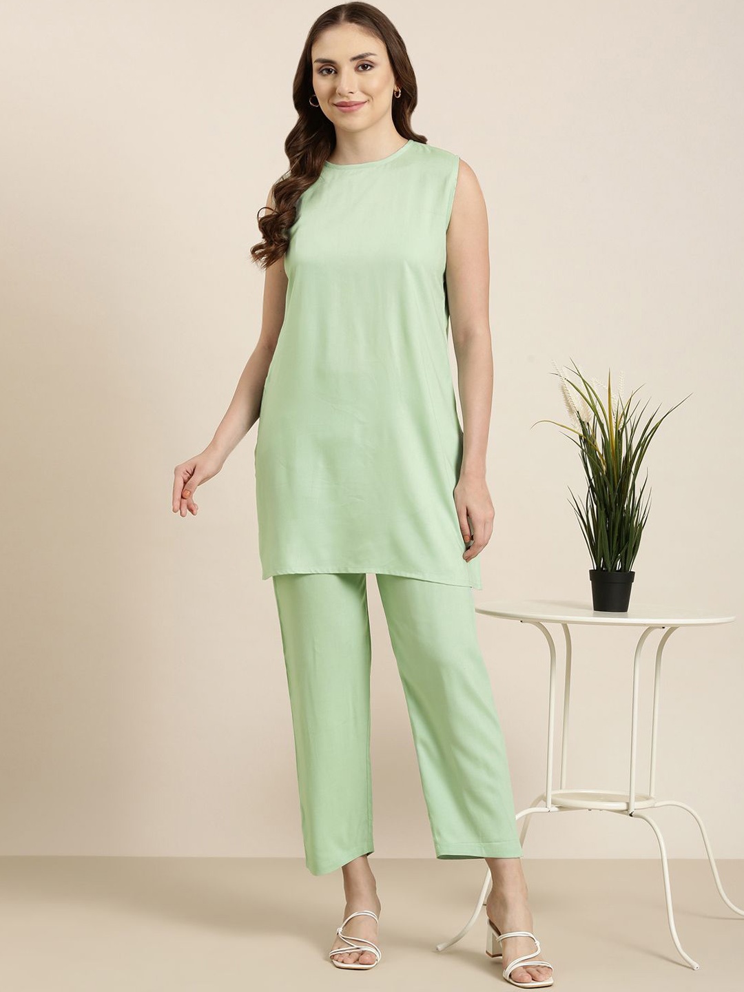 

SHOOLIN Round Neck Straight Kurta With Trousers, Green