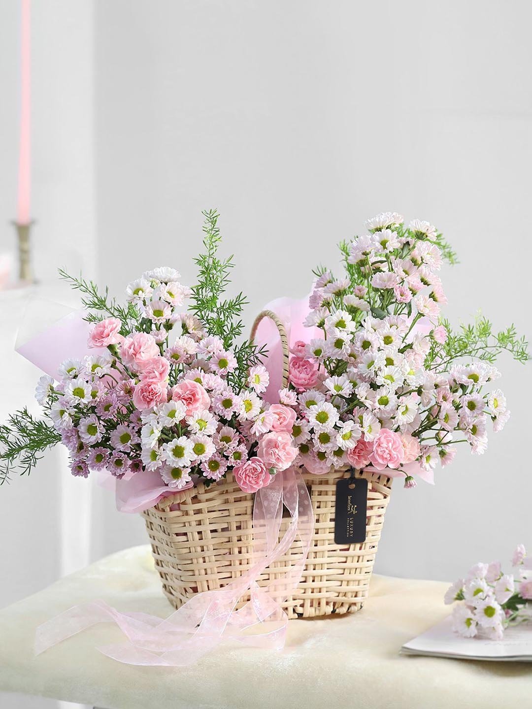 

Interflora 17-Pcs Mixed Fresh Flowers In Basket, White