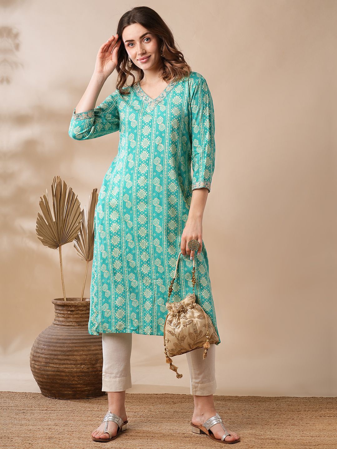 

Globus Green Ethnic Motifs Printed V-Neck Straight Kurta