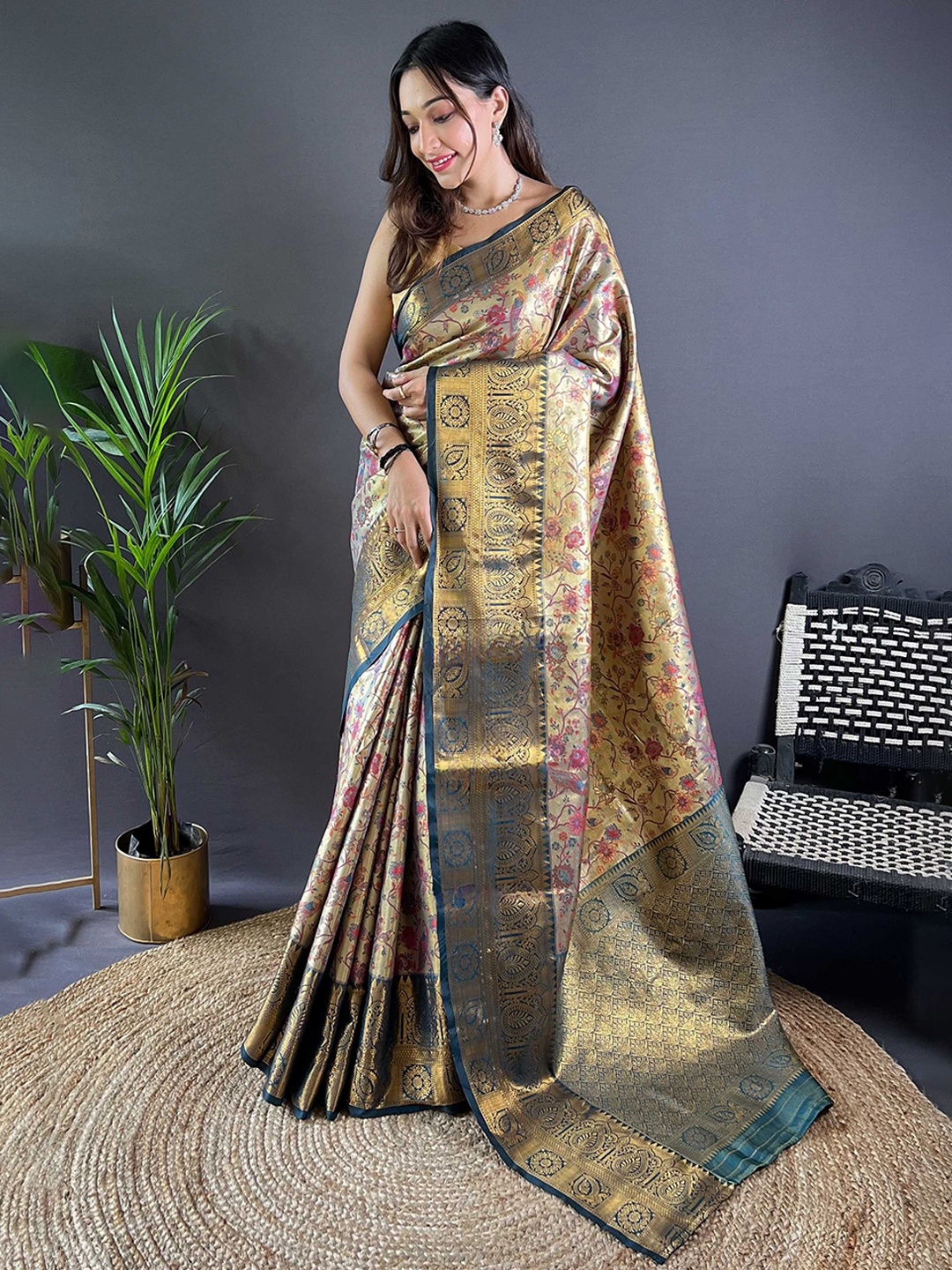 

Panzora Woven Design Zari Ikat Saree With Unstitched Blouse Piece, Green