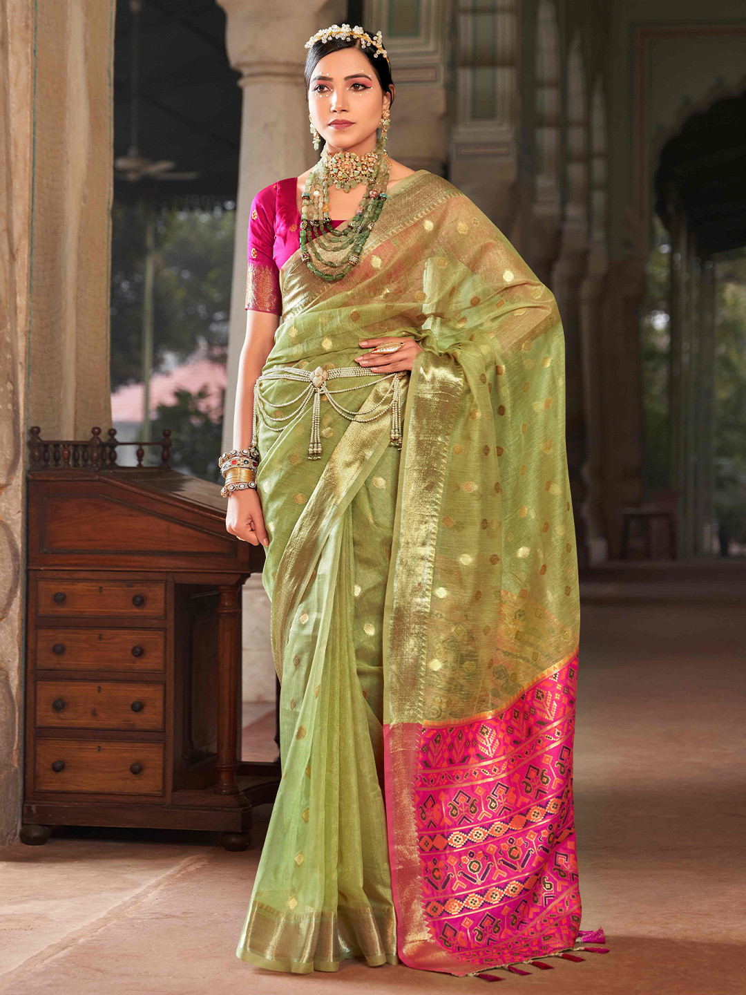 

HEER FASHION Woven Design Zari Sarees, Green