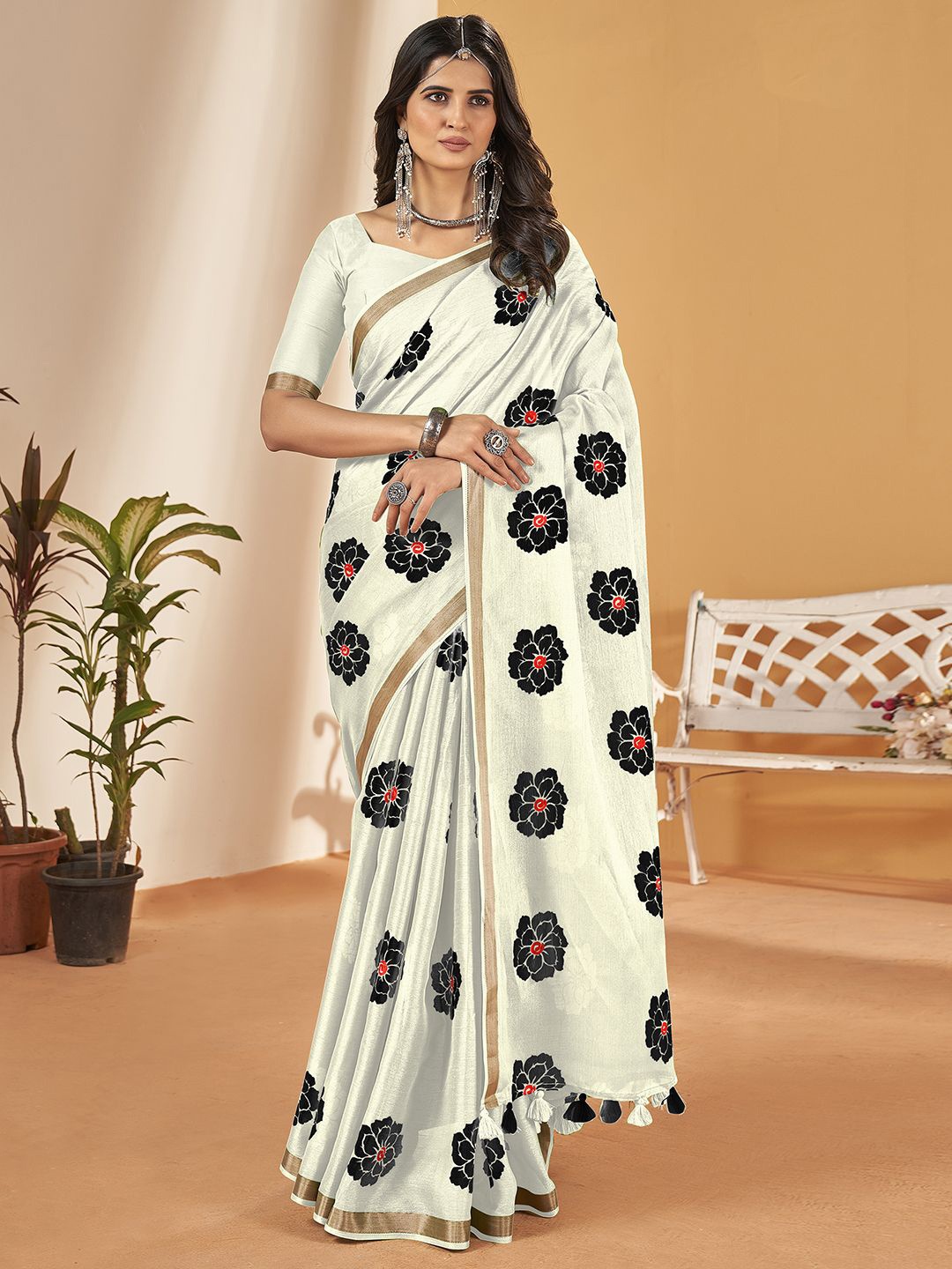 

Panzora Bagh Cotton Blend Floral Zari Traditional Celebrity Saree, Off white