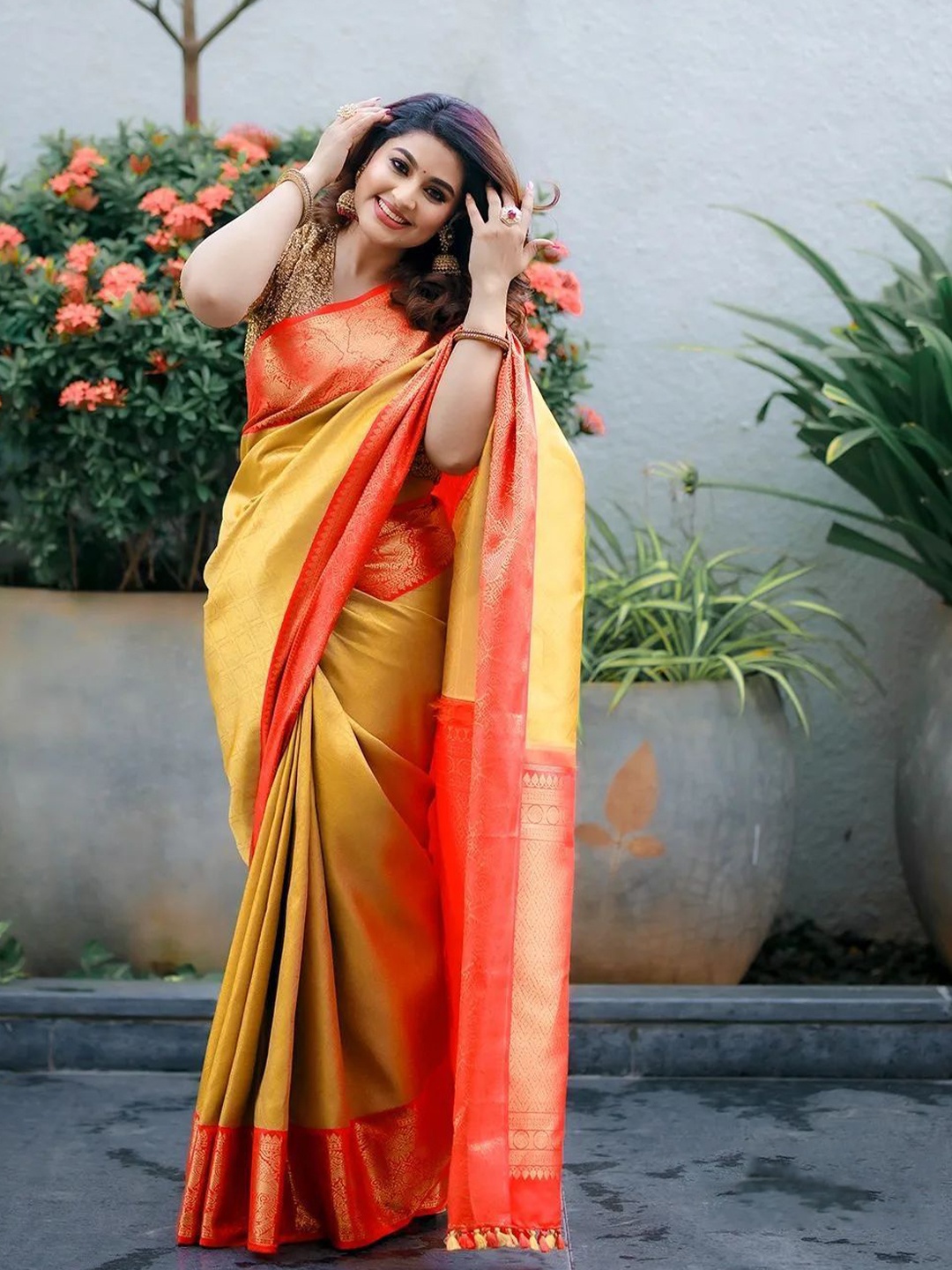 

LADY SHOPI Woven Design Banarasi Sarees, Yellow