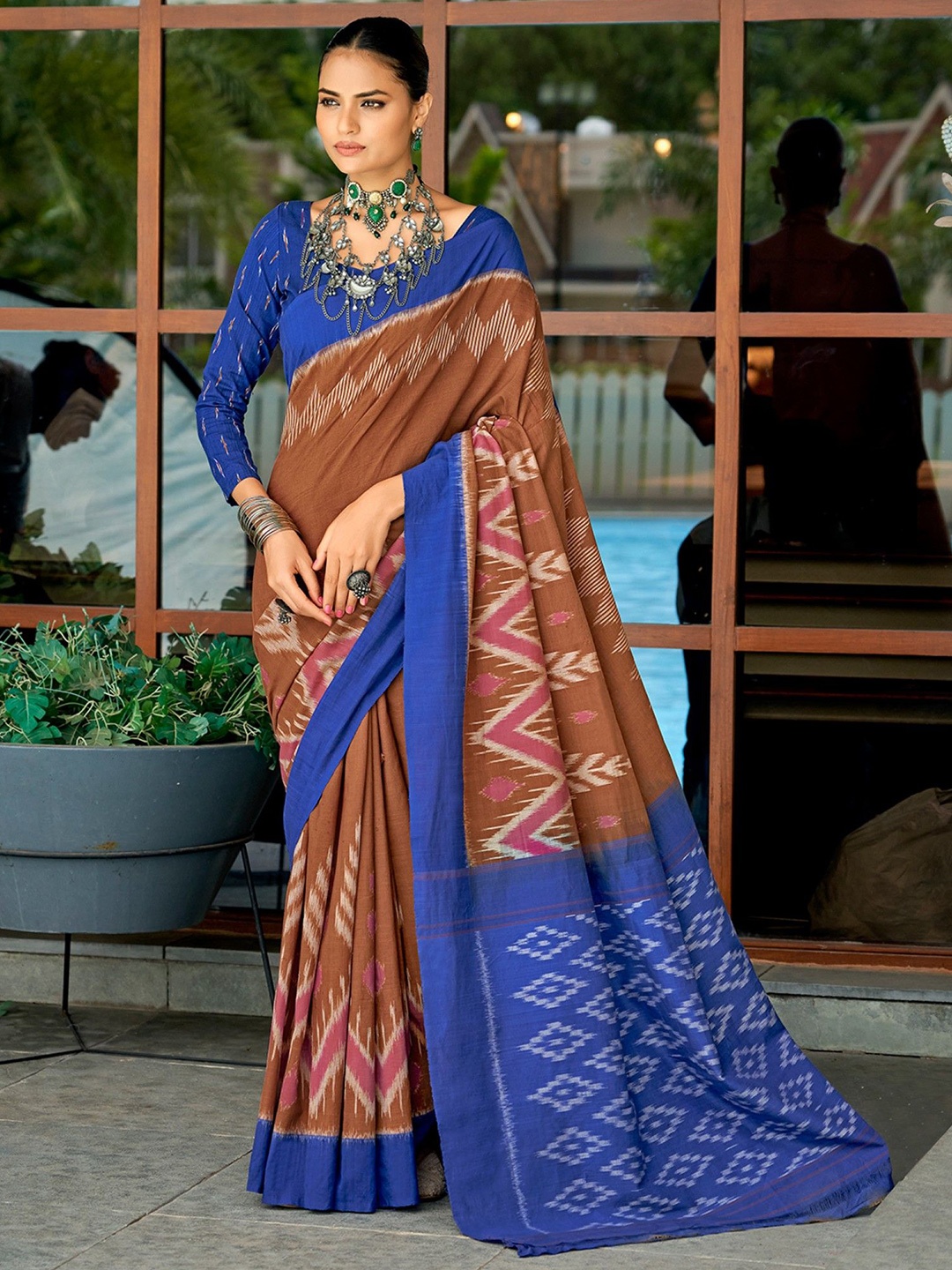 

Panzora Ikat Geometric Saree, Brown