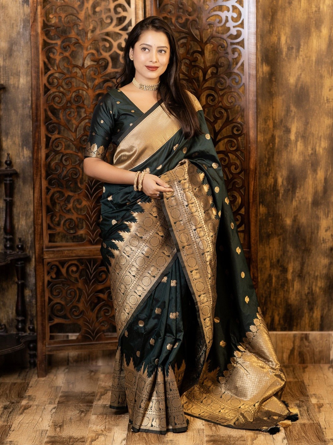 

Panzora Woven Design Zari Saree, Green