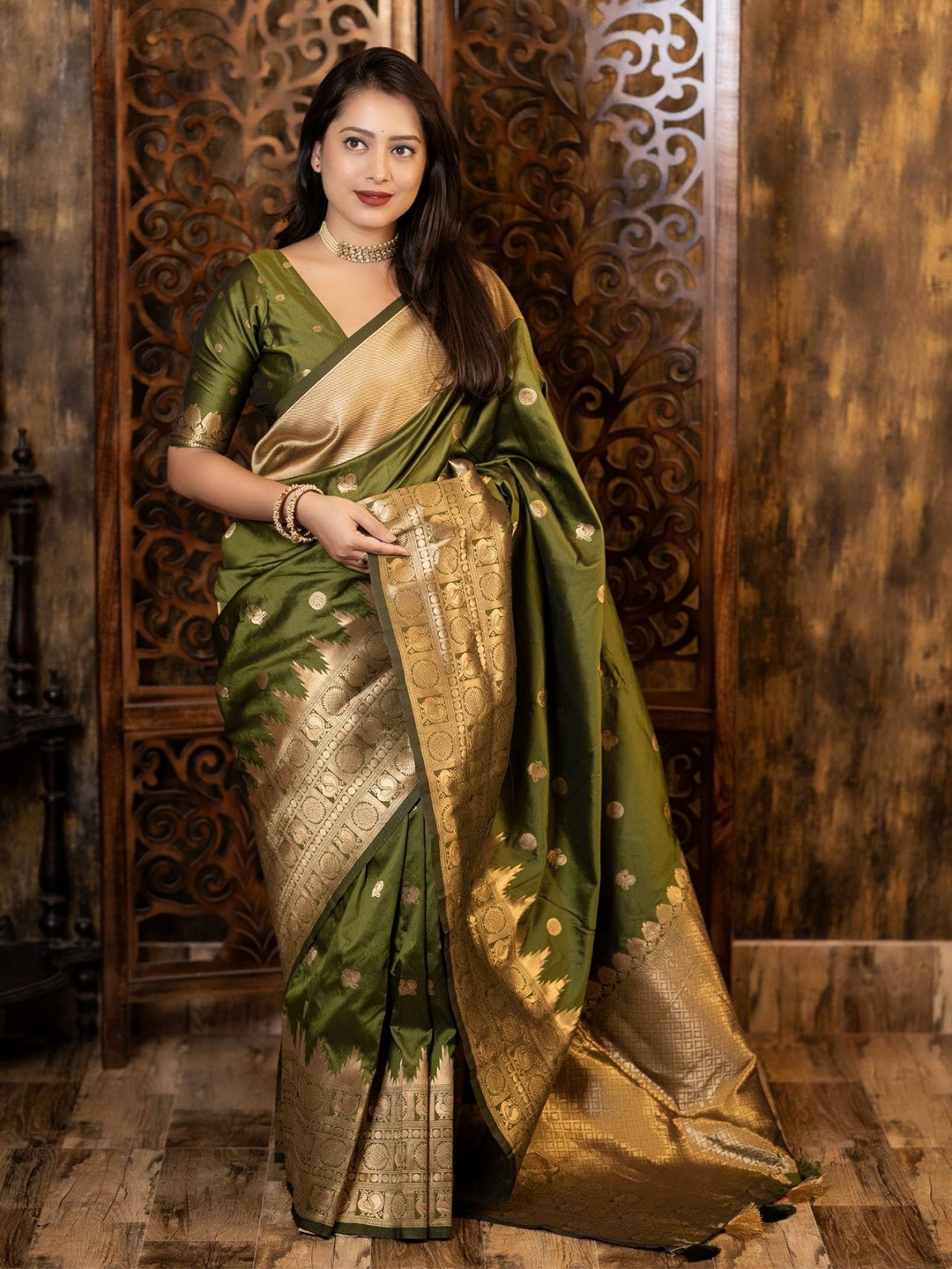 

Panzora Woven Design Zari Saree, Green