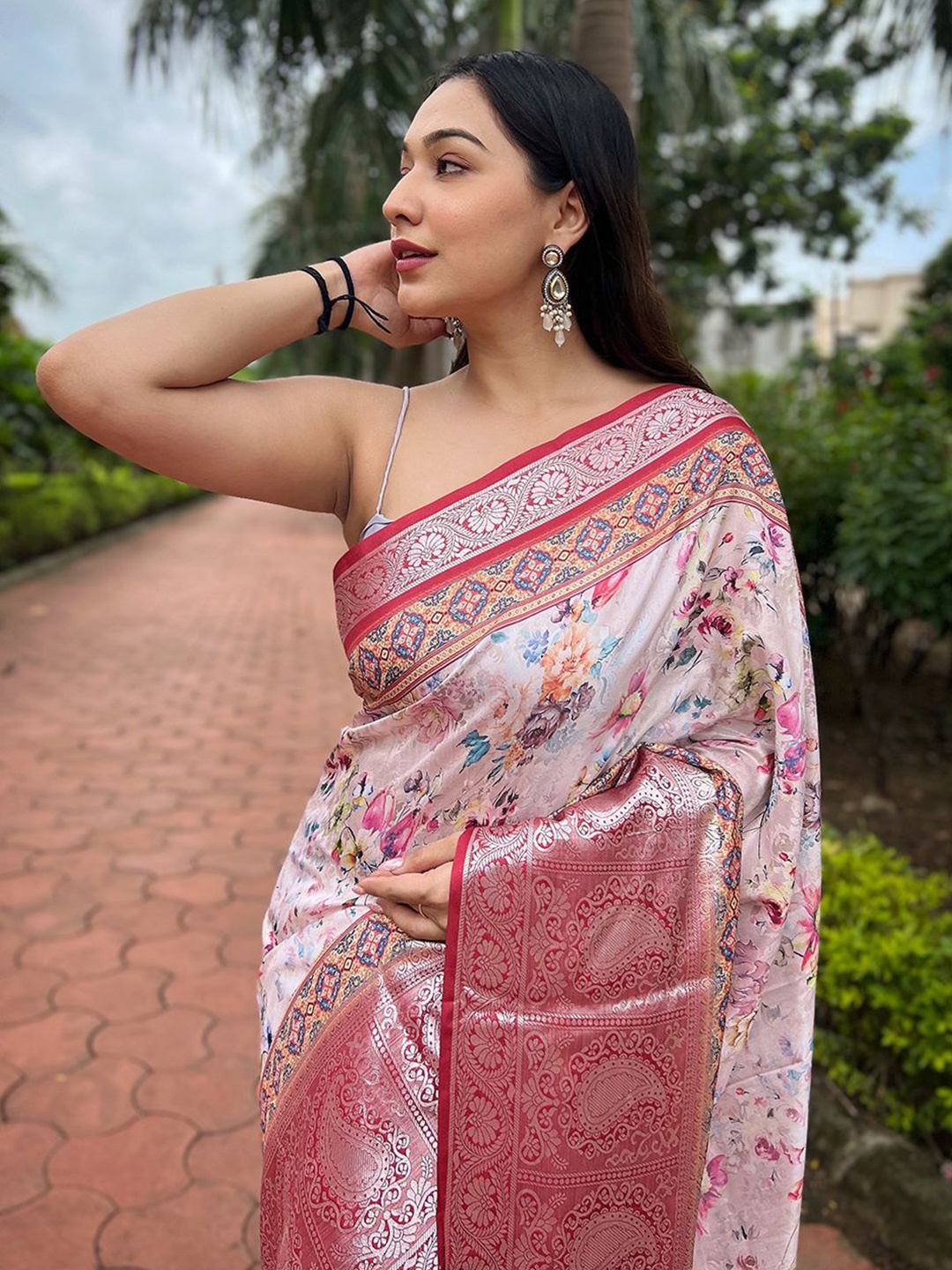 

SAREESBYCHIRAG Soft Floral Zari Saree With Blouse Piece, Pink