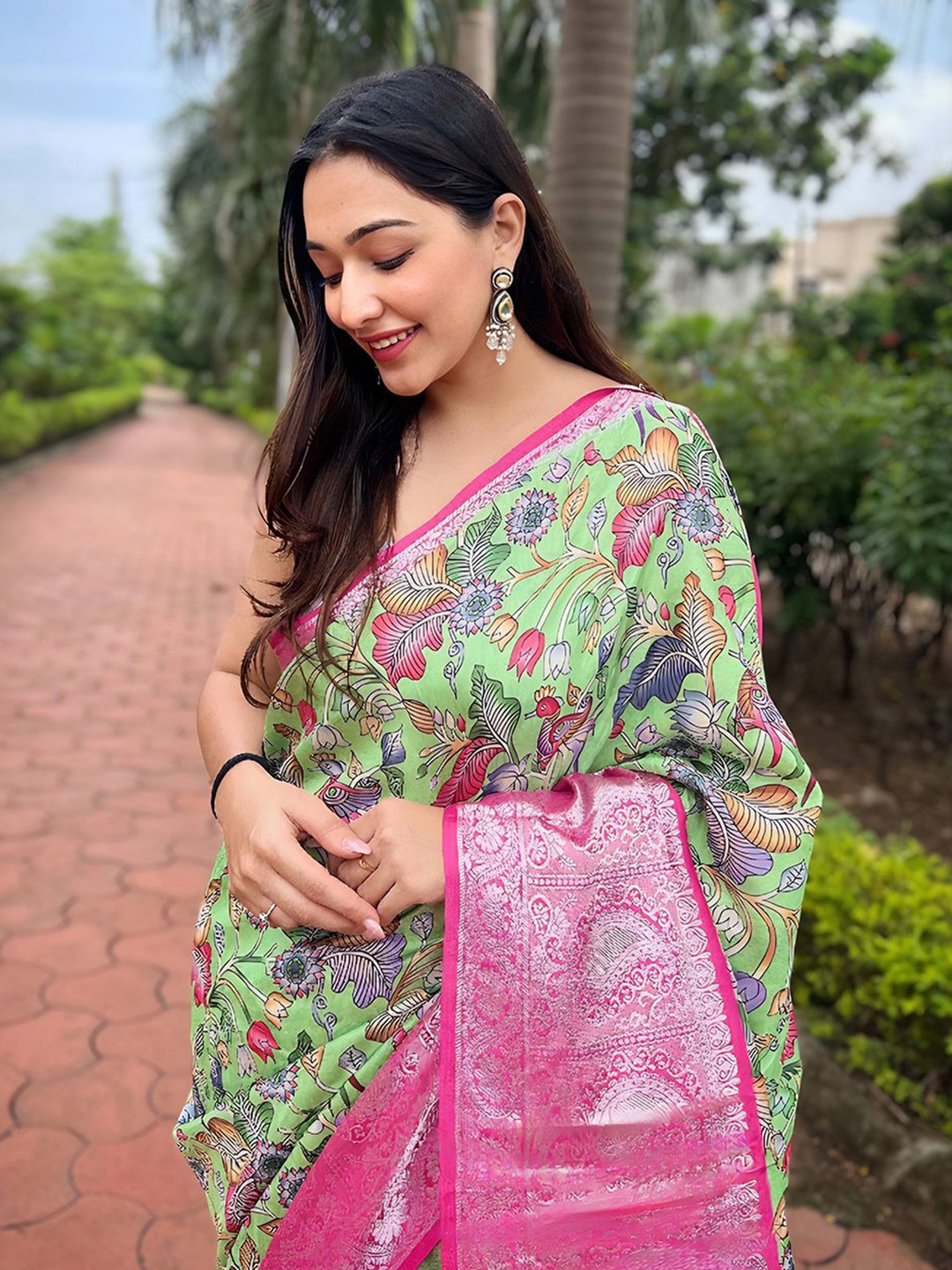 

SAREESBYCHIRAG Floral Printed Zari Saree, Pink