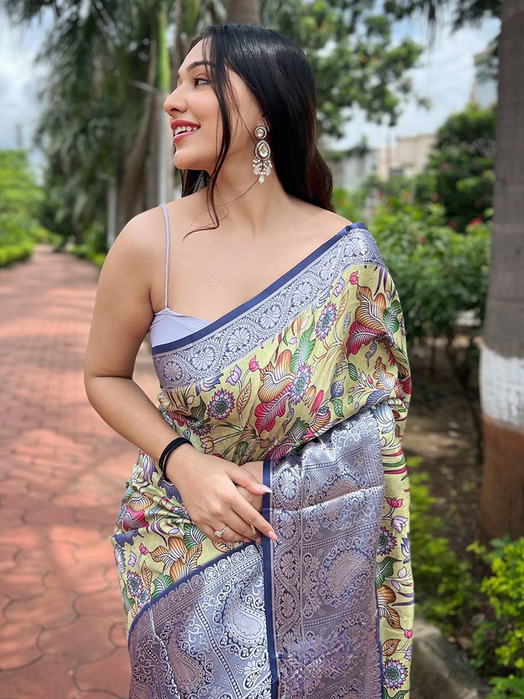 

SAREESBYCHIRAG Silk Blend Floral Zari Wovemn Design Festive Celebrity Saree, Navy blue
