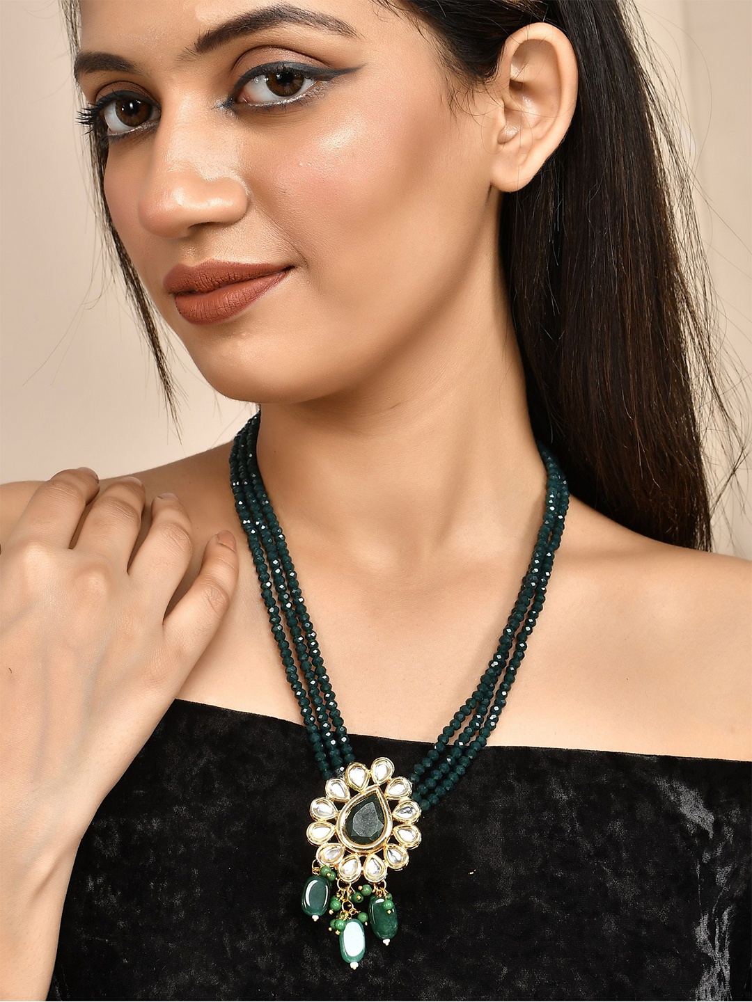 

Silvermerc Designs Gold-Plated Kundan Studded Pendant & Pearls Beaded Necklace