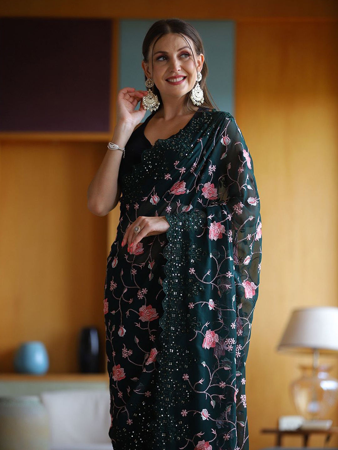 

SAREESBYCHIRAG Women Floral Sequinned Saree, Green