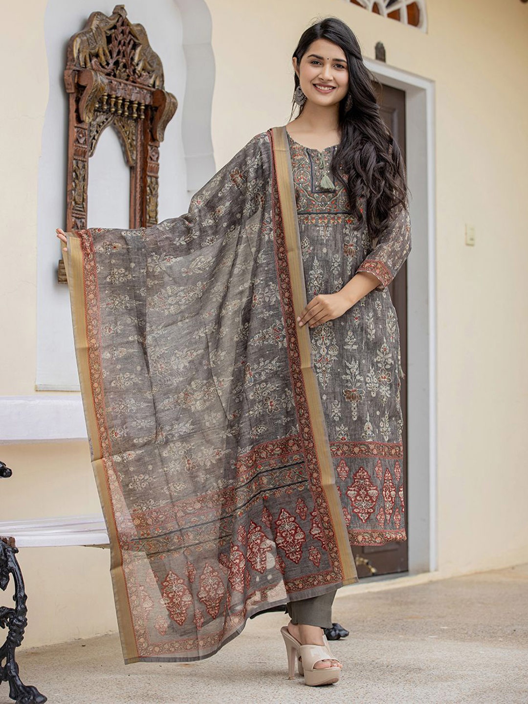 

KAAJH Women Floral Printed Regular Sequinned Chanderi Silk Kurta with Trousers & With Dupatta, Grey