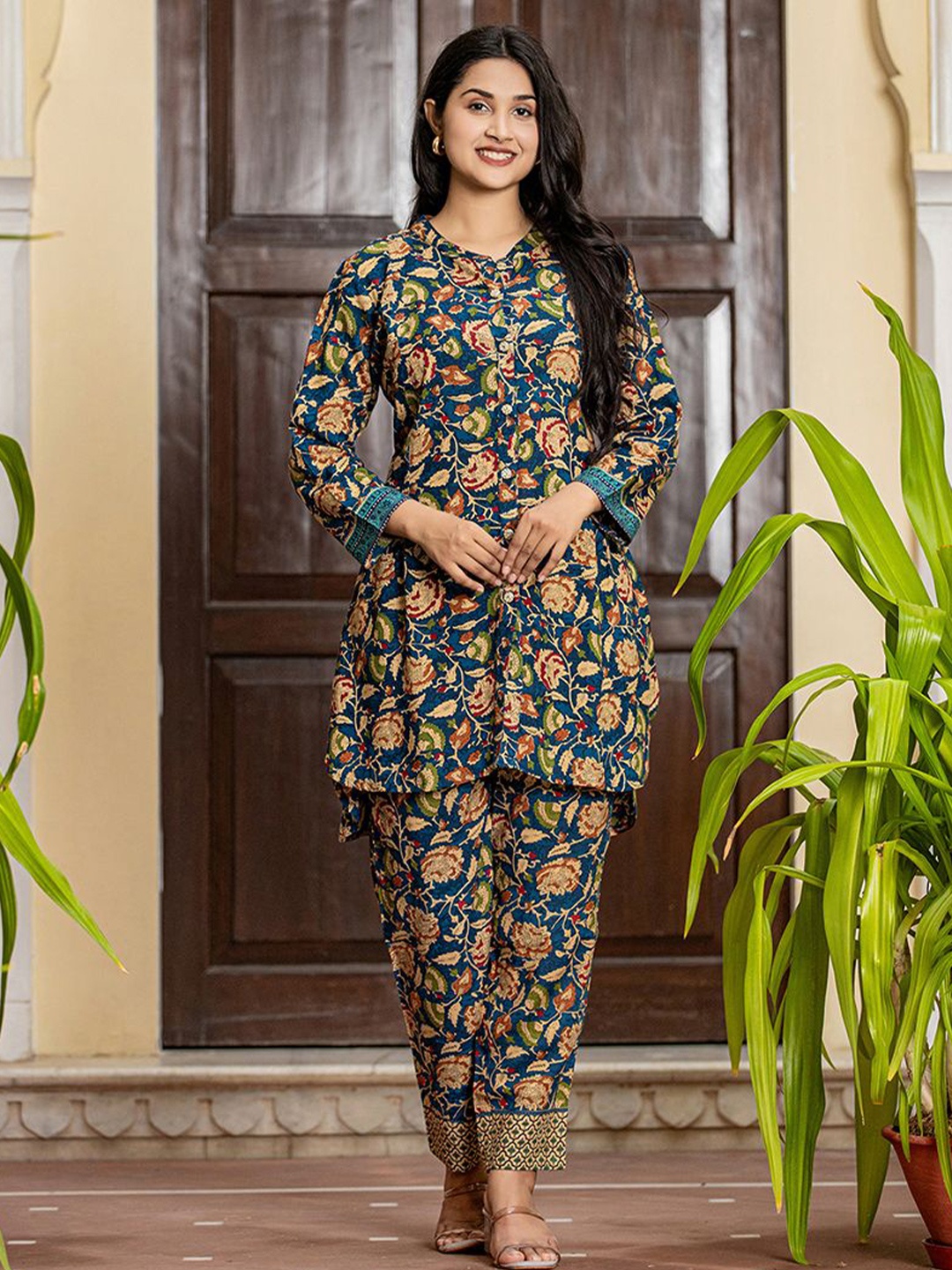 

KAAJH Floral Printed Straight Kurta with Trousers, Blue
