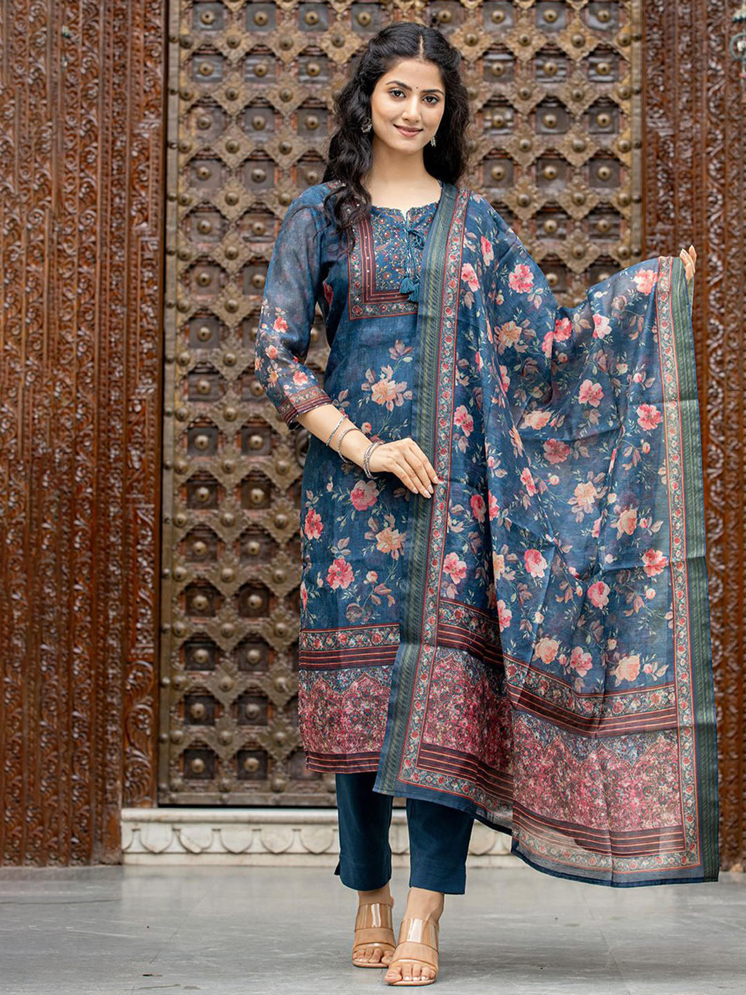 

KAAJH Women Floral Printed Regular Sequinned Chanderi Silk Kurta with Trousers & With Dupatta, Navy blue